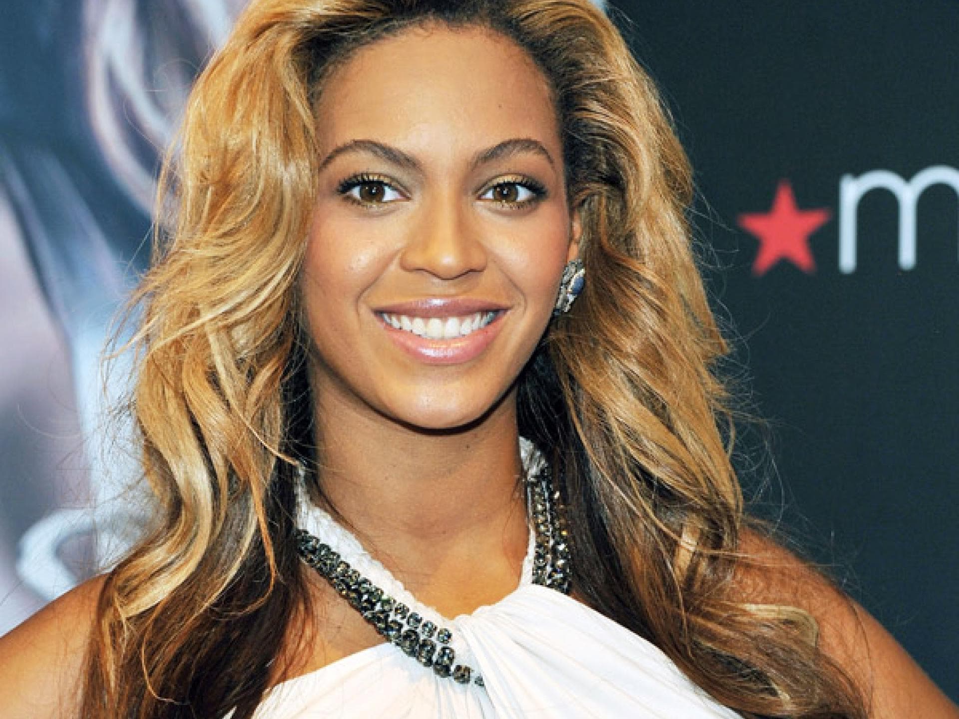 Beyoncé: Ombré Look mit Strähnen Mix