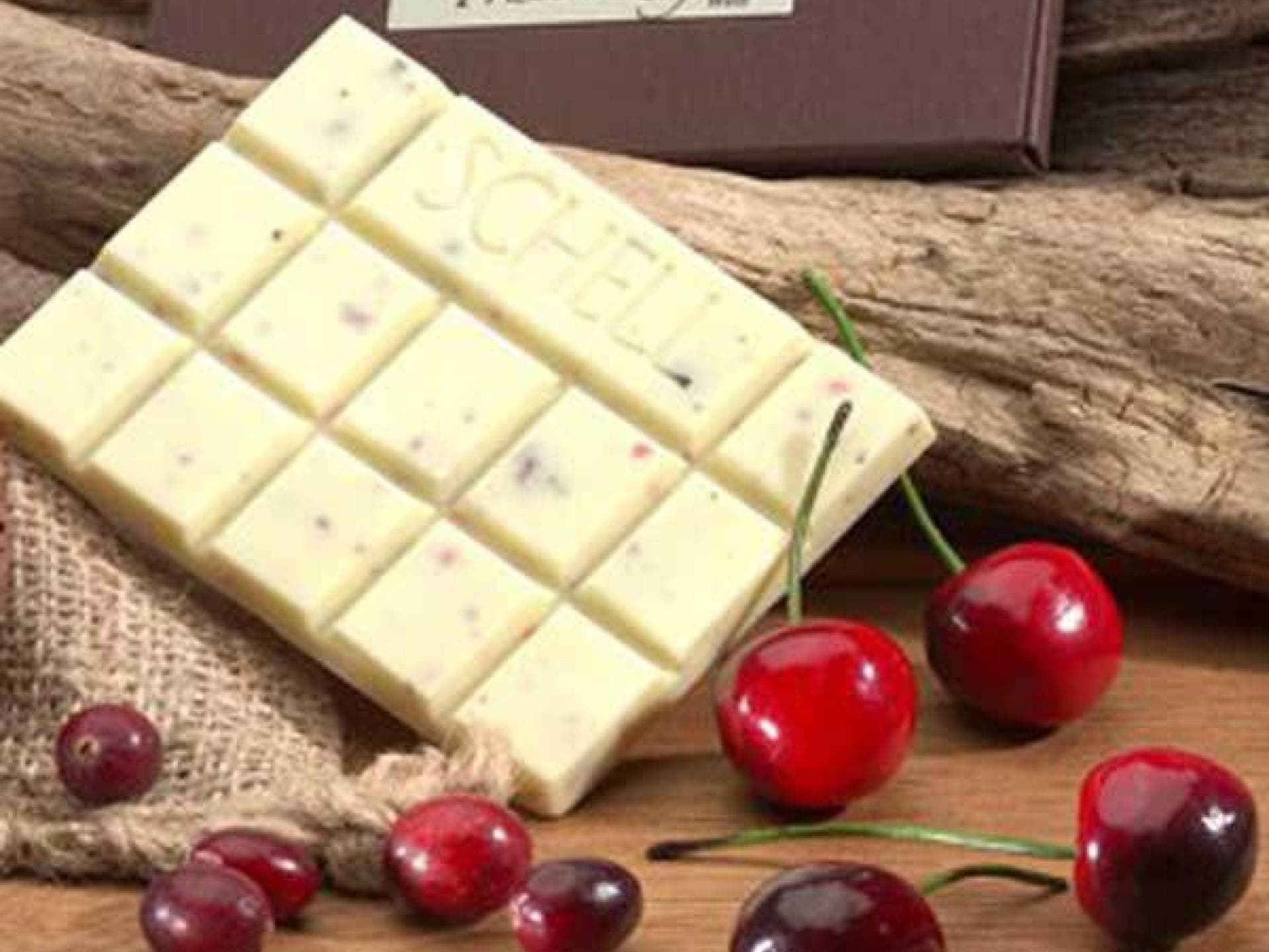 Weiße Schokolade mit roten Früchten