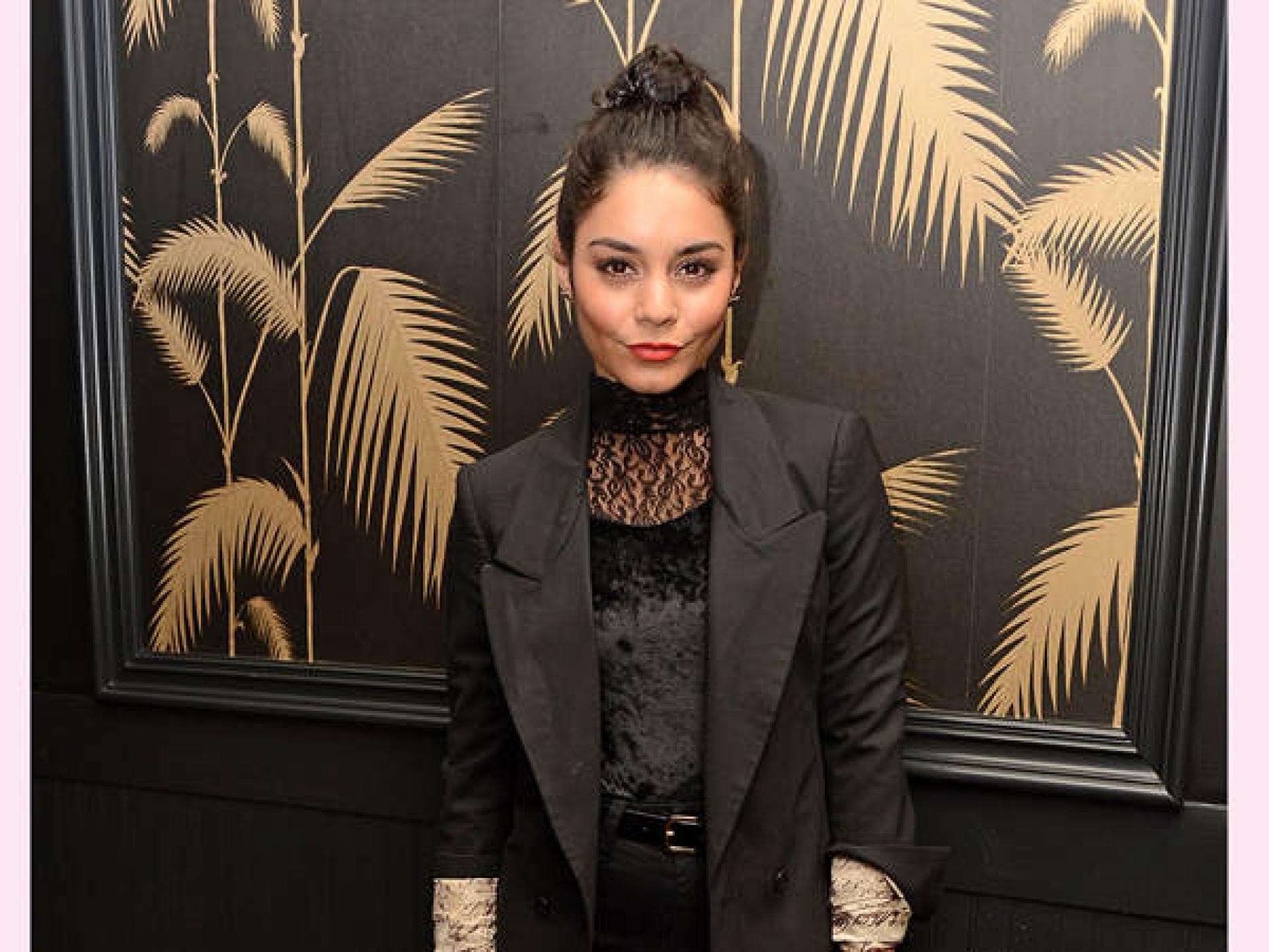 Vanessa ganz in Schwarz