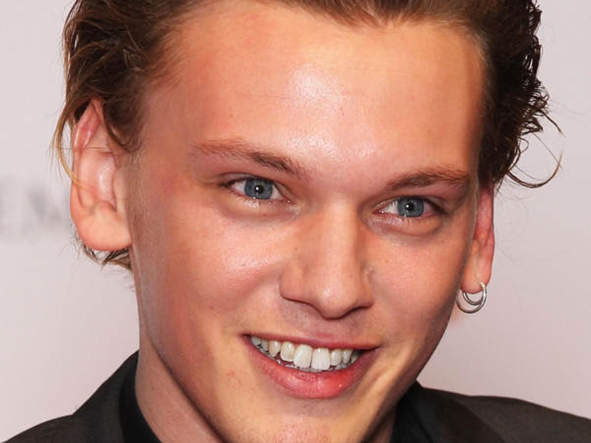 Ist Jamie Campbell Bower heiß?