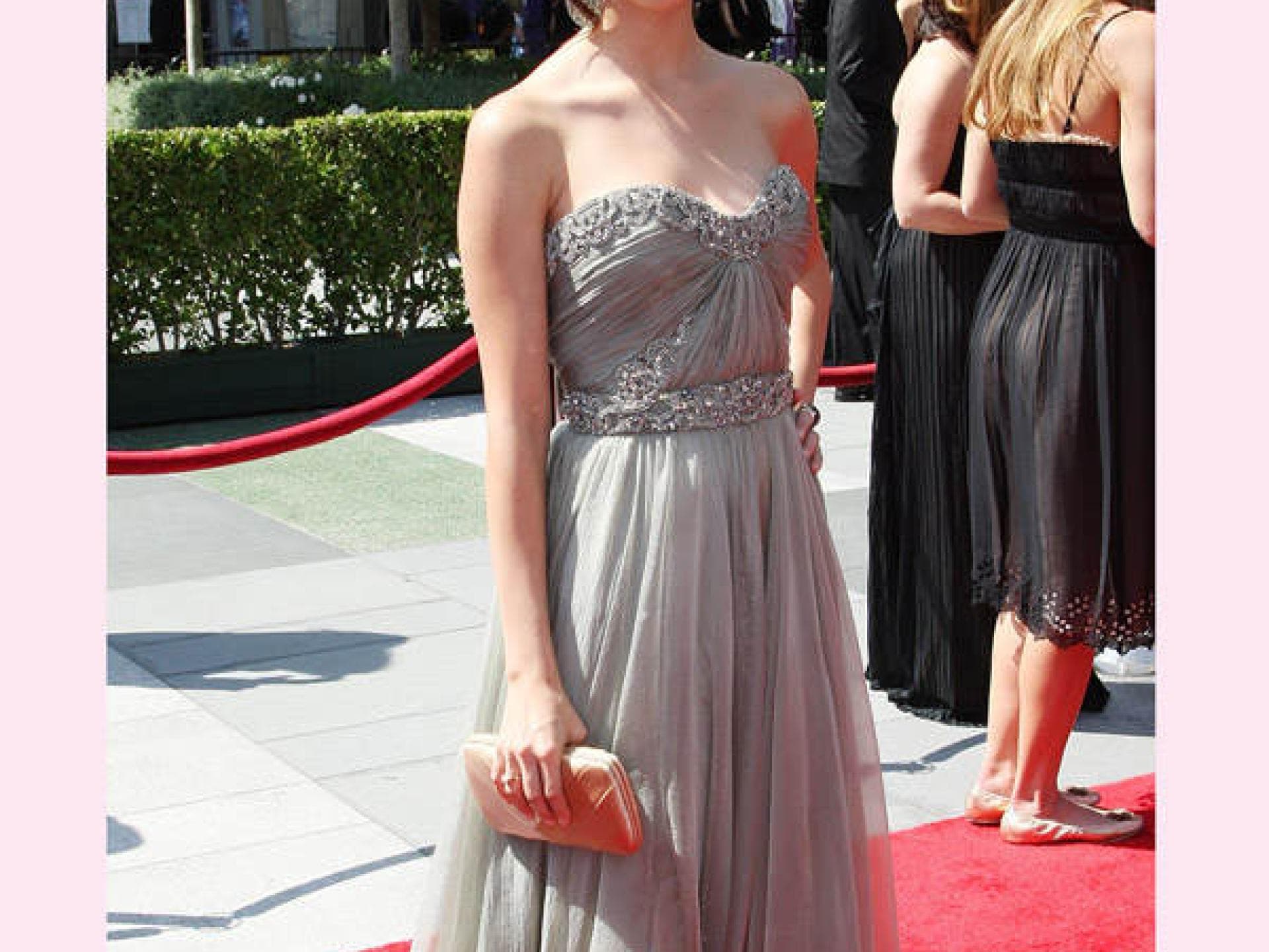 Selena Gomez in grauer Abendrobe