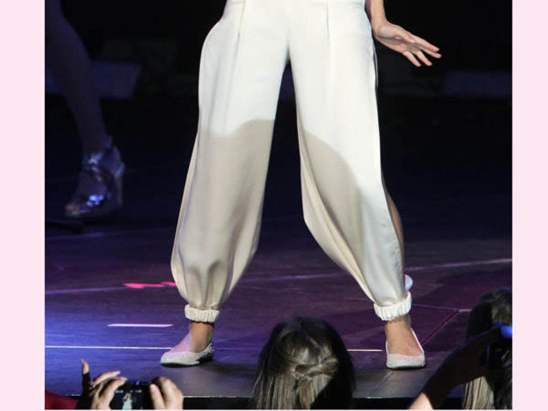 Selena Gomez in Weiß auf der Bühne