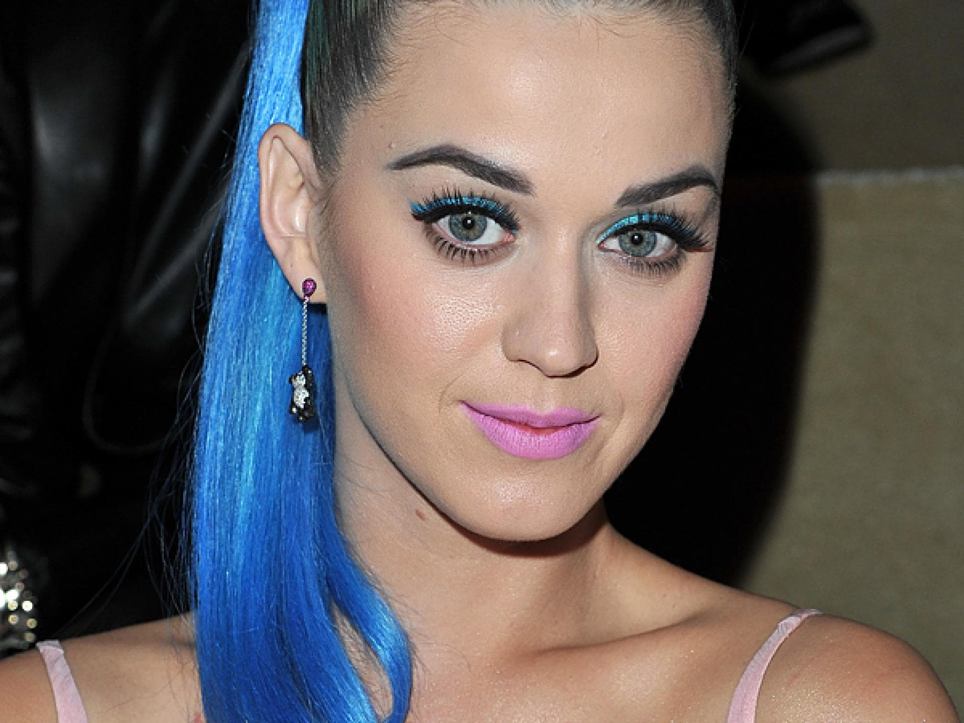 Katy Perry mit blauem Pferdeschwanz
