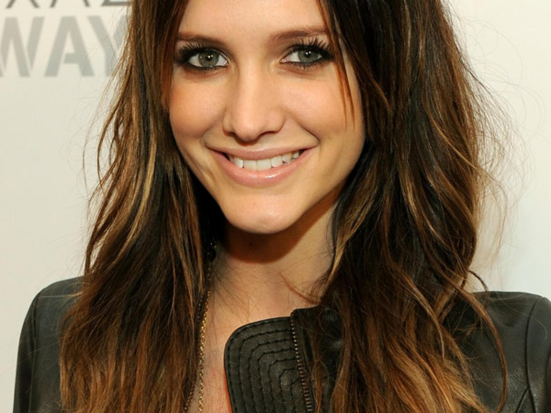 Ashlee Simpson mit langen Haaren