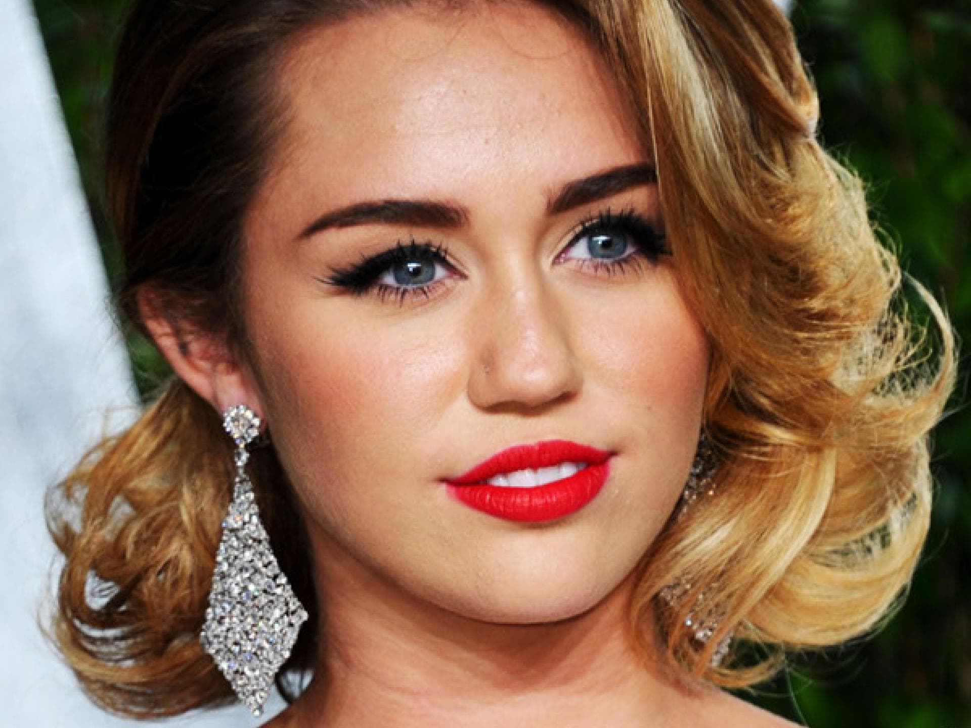 Miley Cyrus mit eleganter Hollywood Frisur Miley Cyrus mit eleganter Hollywood Frisur
