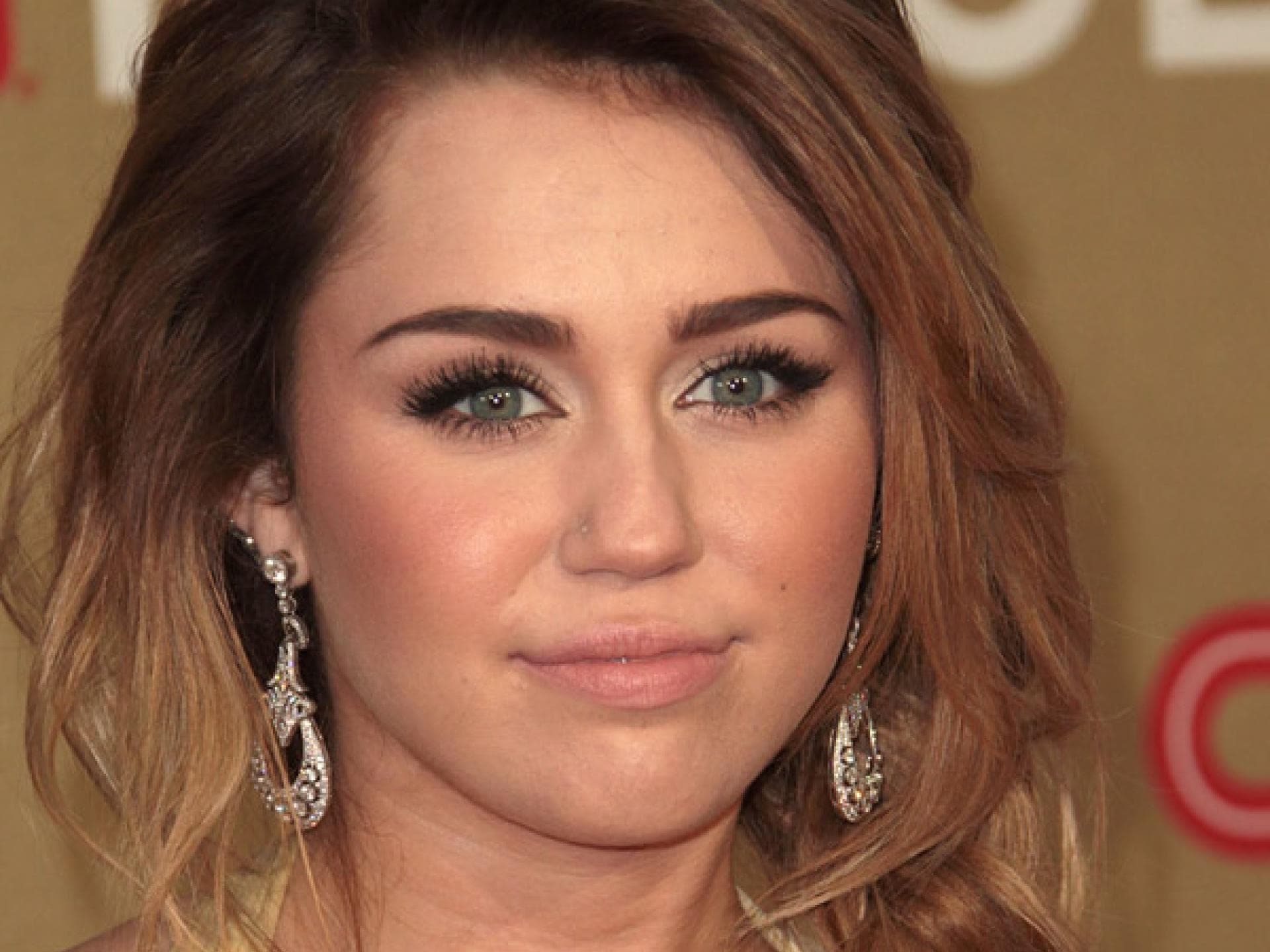 Miley Cyrus mit lockerem Seitenzopf