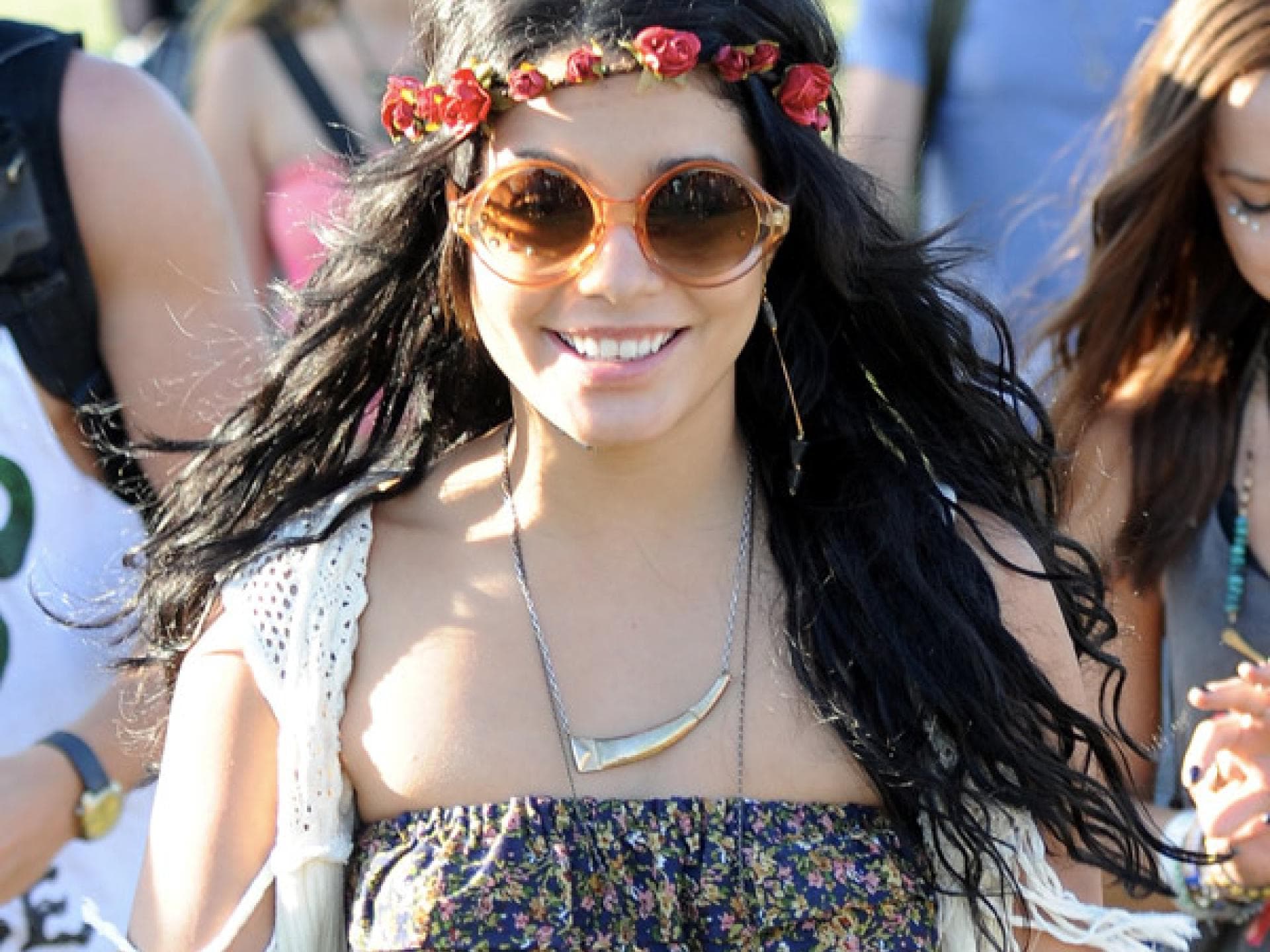 Vanessa Hudgens mit Hippie-Haarband Vanessa Hudgens mit Hippie-Haarband