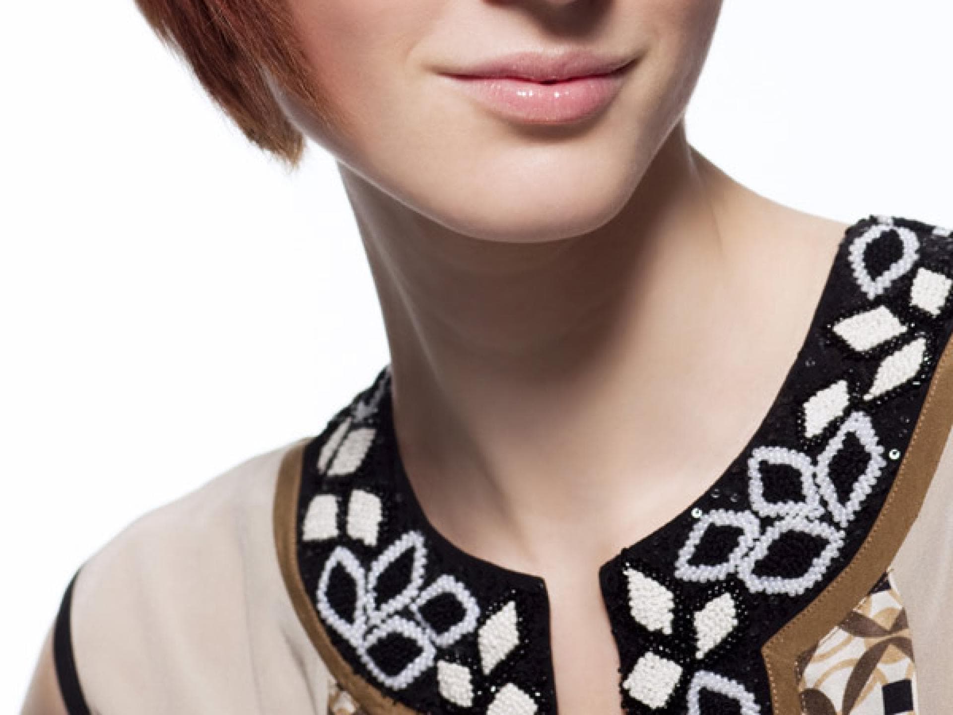 Kurzhaarfrisur mit Schrägpony