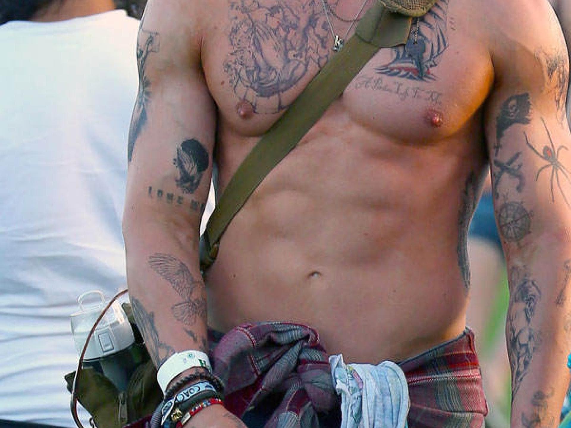 Kellan Lutz zeigt seine Muskeln - Coachella 2016