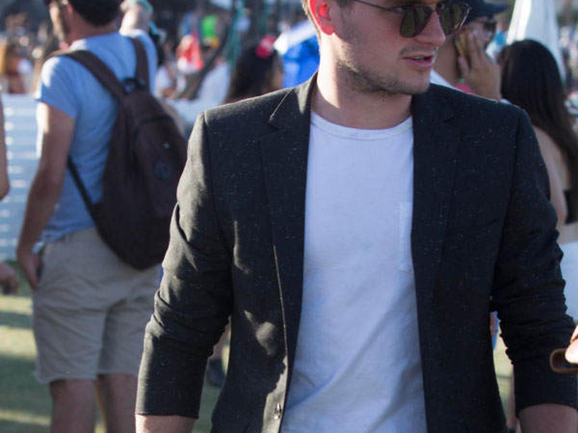 Josh Hutcherson im Anzug - Coachella 2016 Josh Hutcherson im Anzug - Coachella 2016