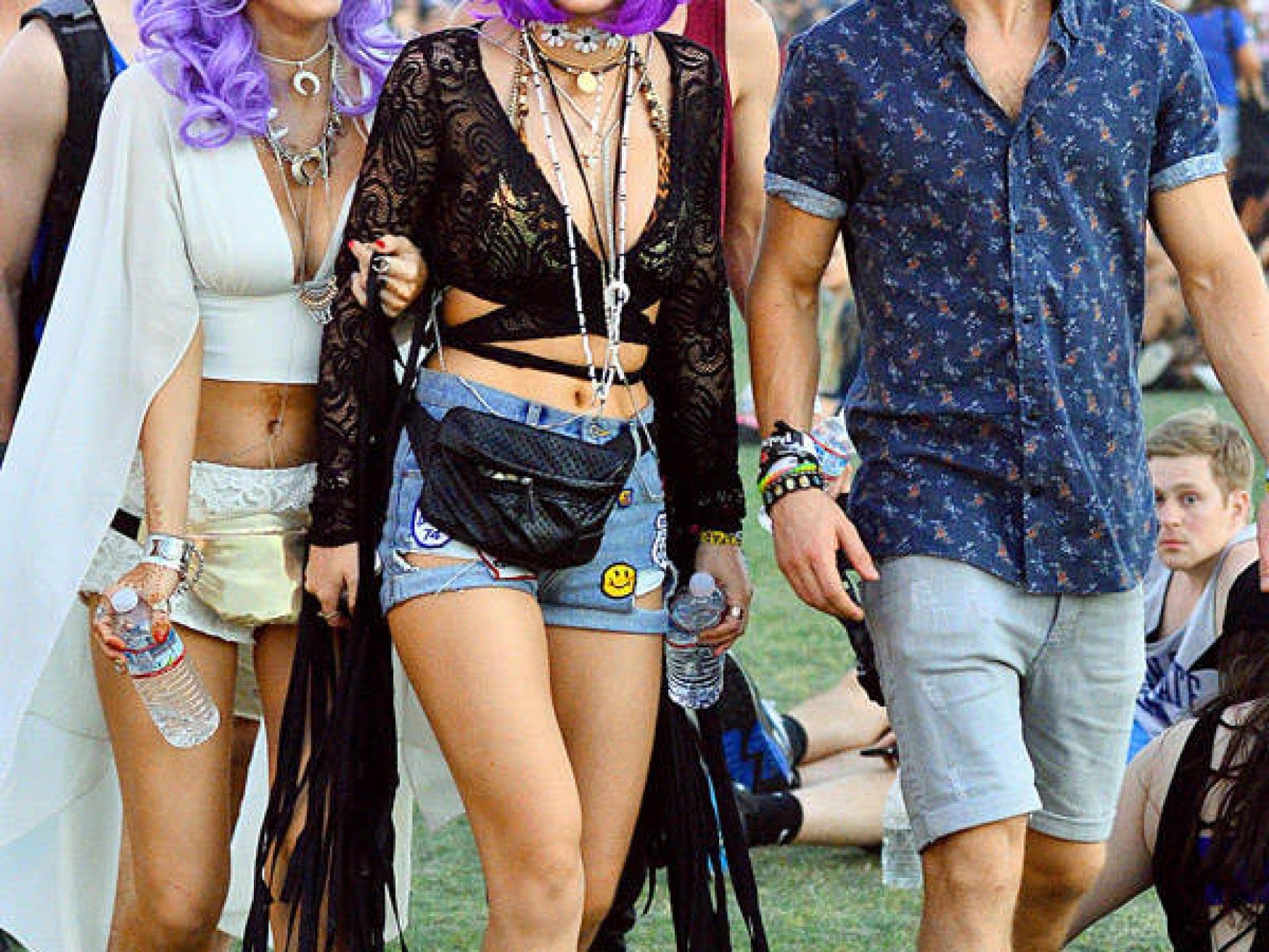 Bella Thorne mit Perücke - Coachella 2016