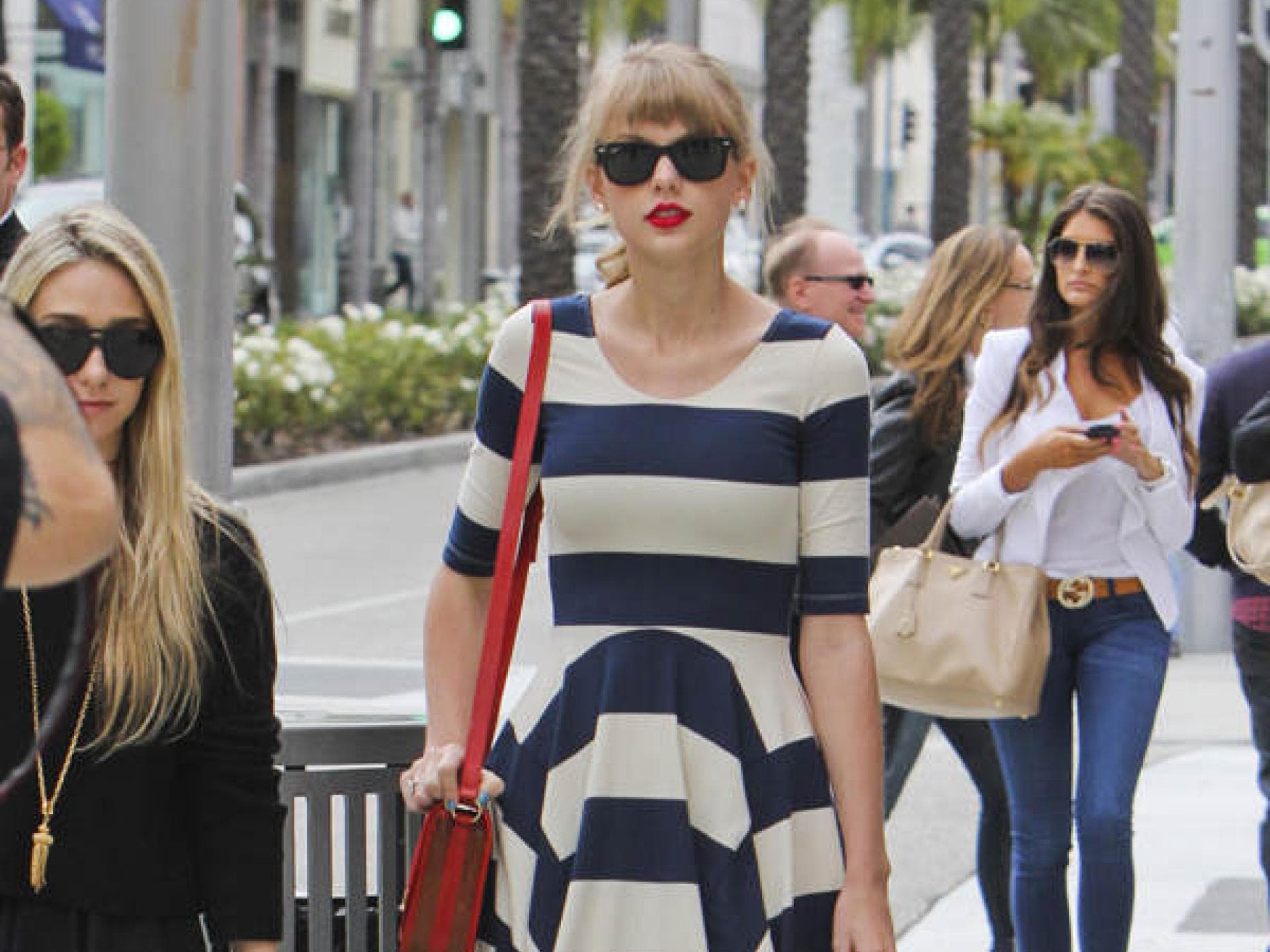 Taylor Swift mit Streifen-Kleid