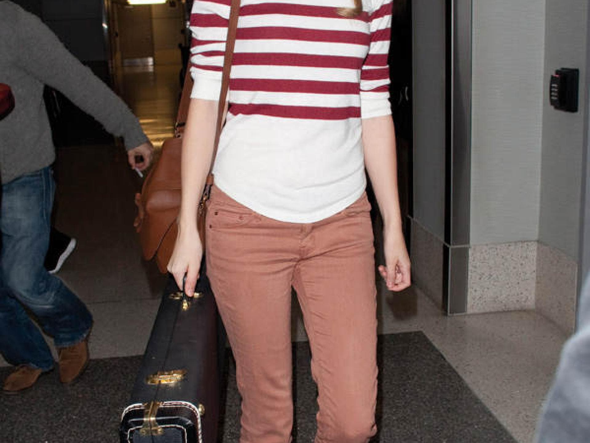 Taylor Swift mit Streifenpulli und Nude-Jeans