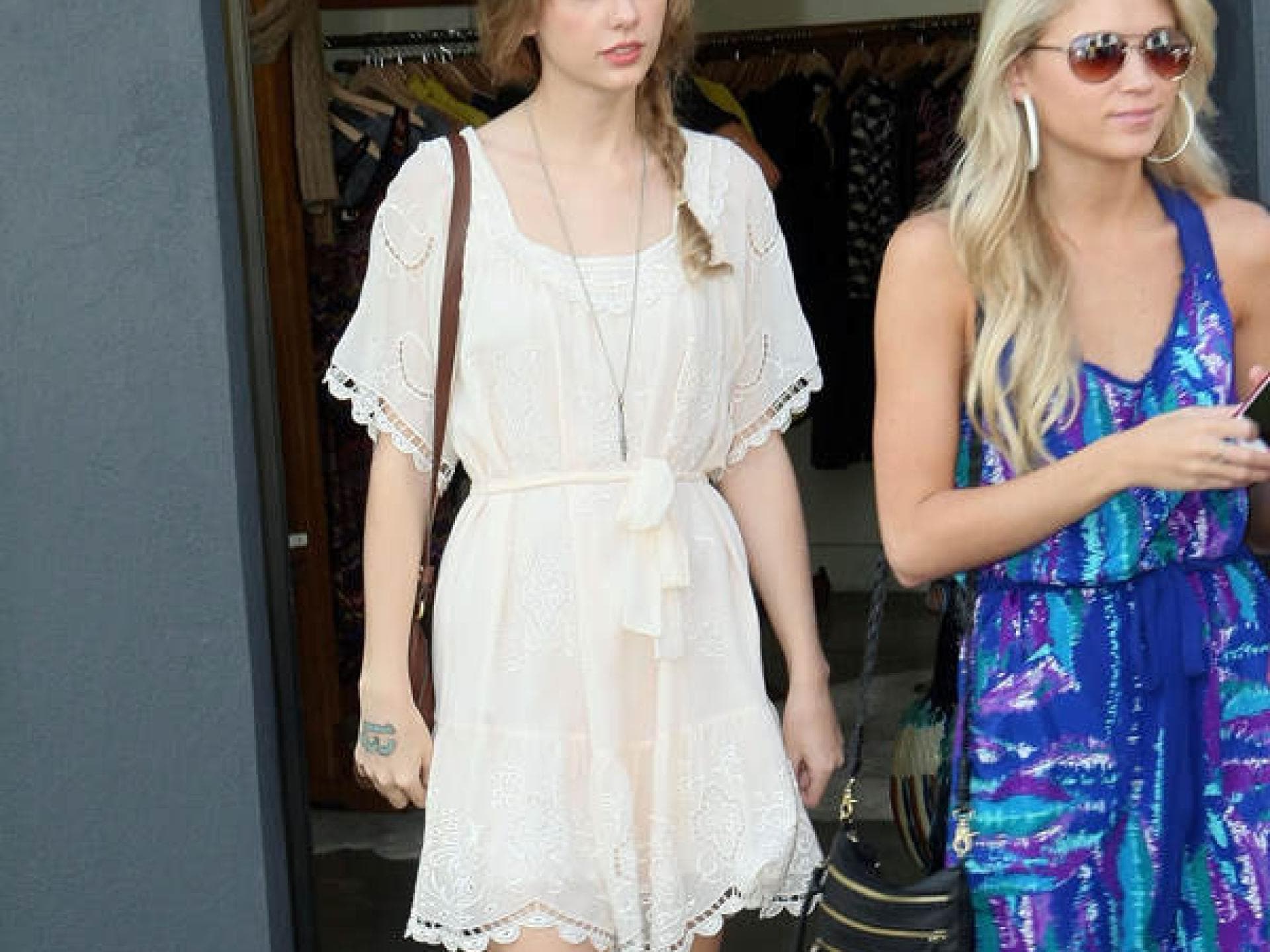 Taylor Swift im weißen Ethno-Kleid Taylor Swift im weißen Ethno-Kleid