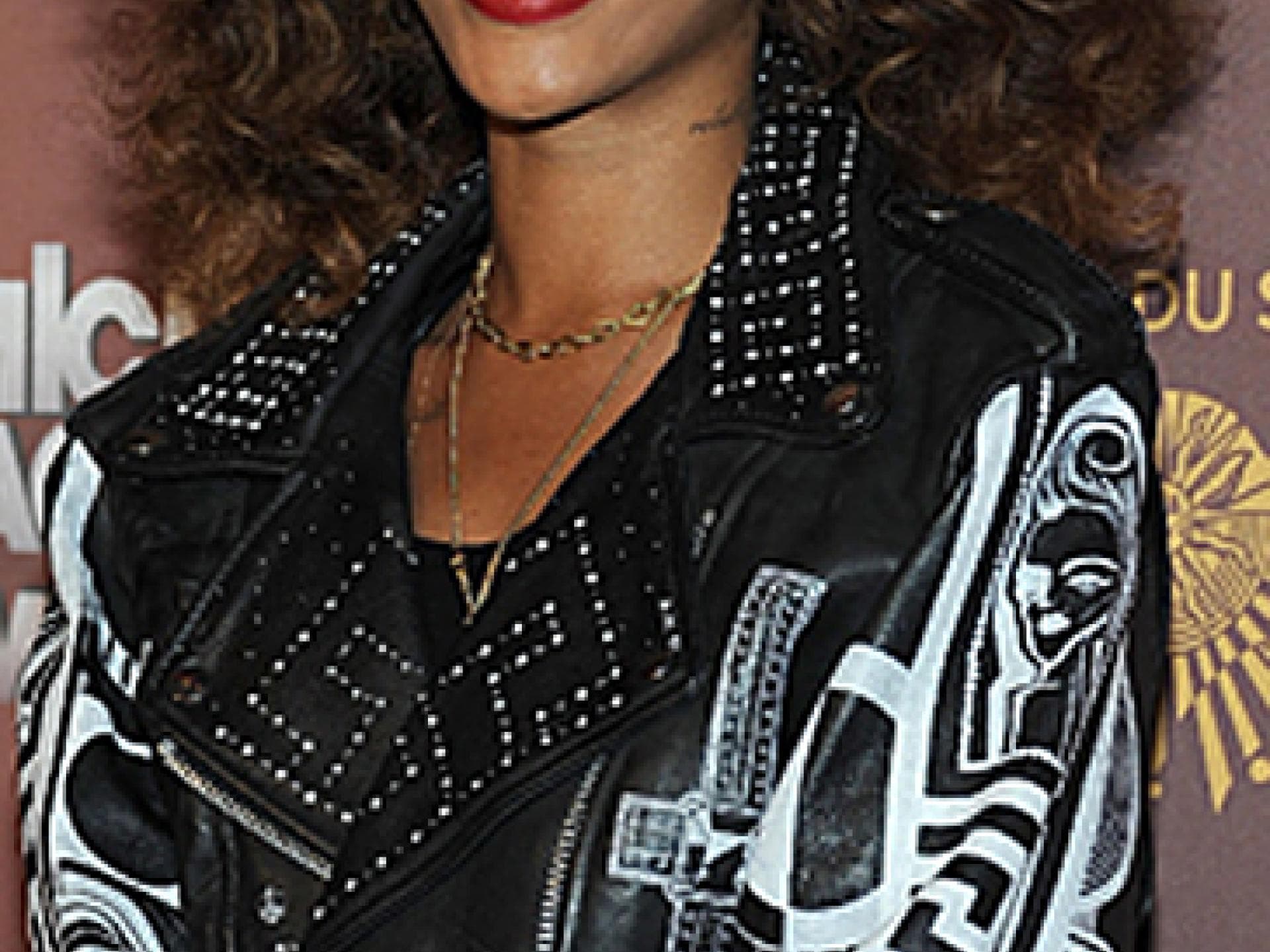 Rihanna-Frisur: brauner Lockenkopf