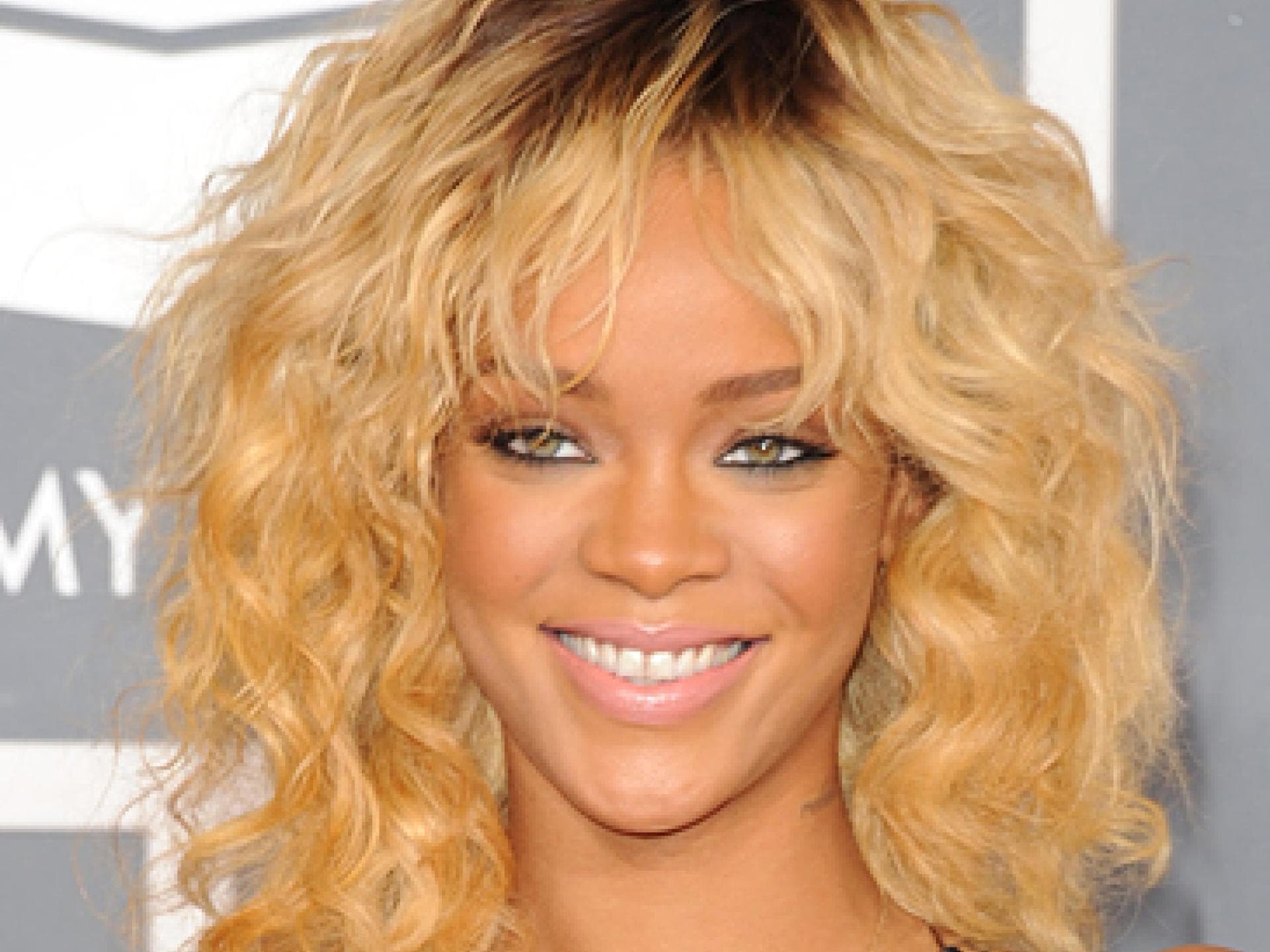 Rihanna-Frisur: blonder Lockenkopf