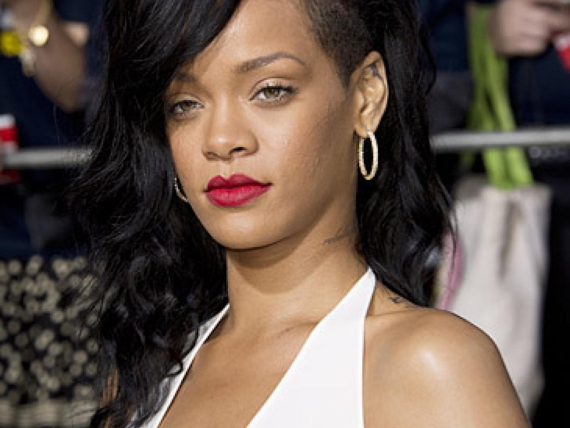 Rihanna-Frisur: Undercut & Volumen Rihanna-Frisur: Undercut & Volumen