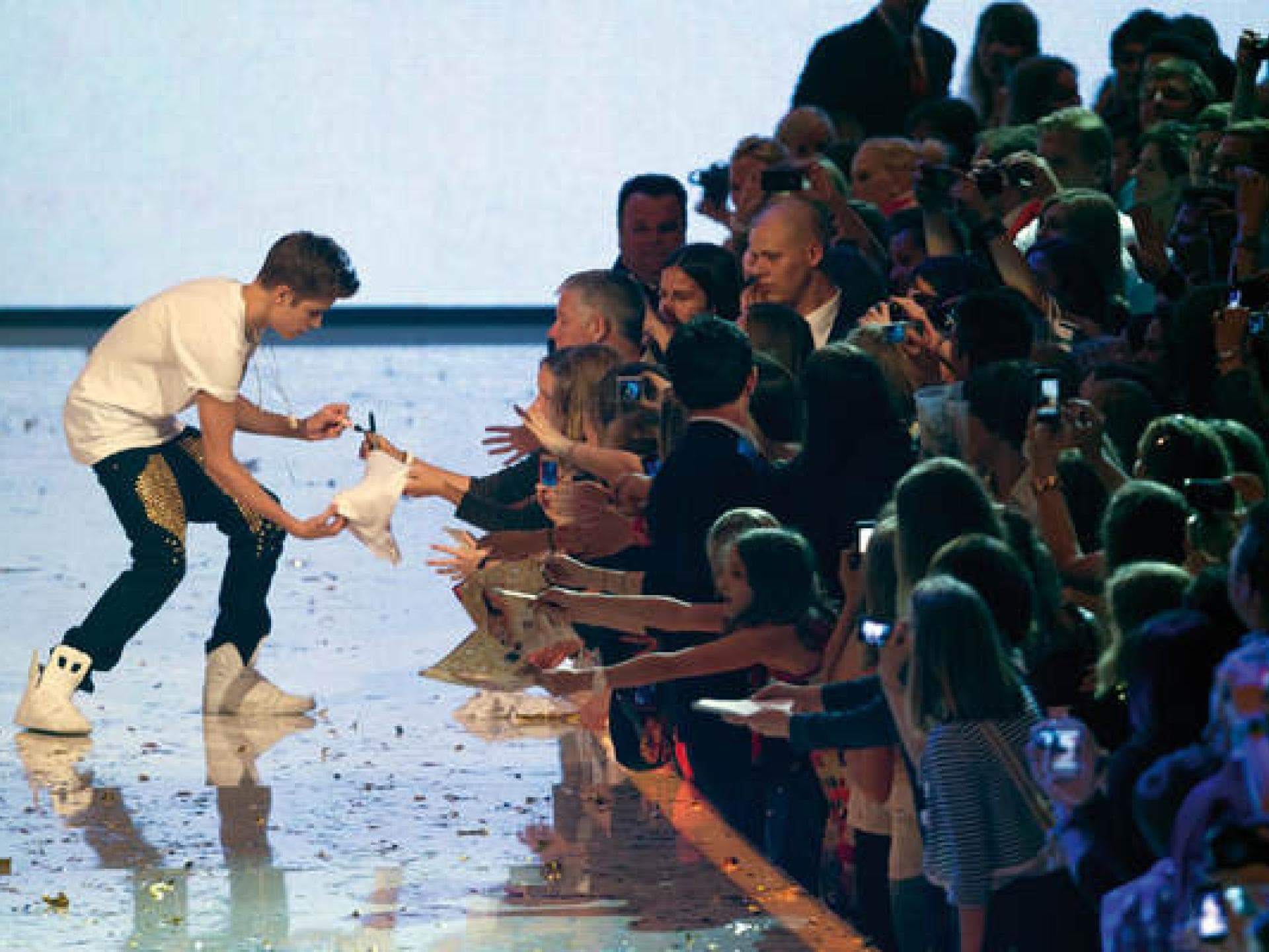 Justin Bieber gibt Autogramme