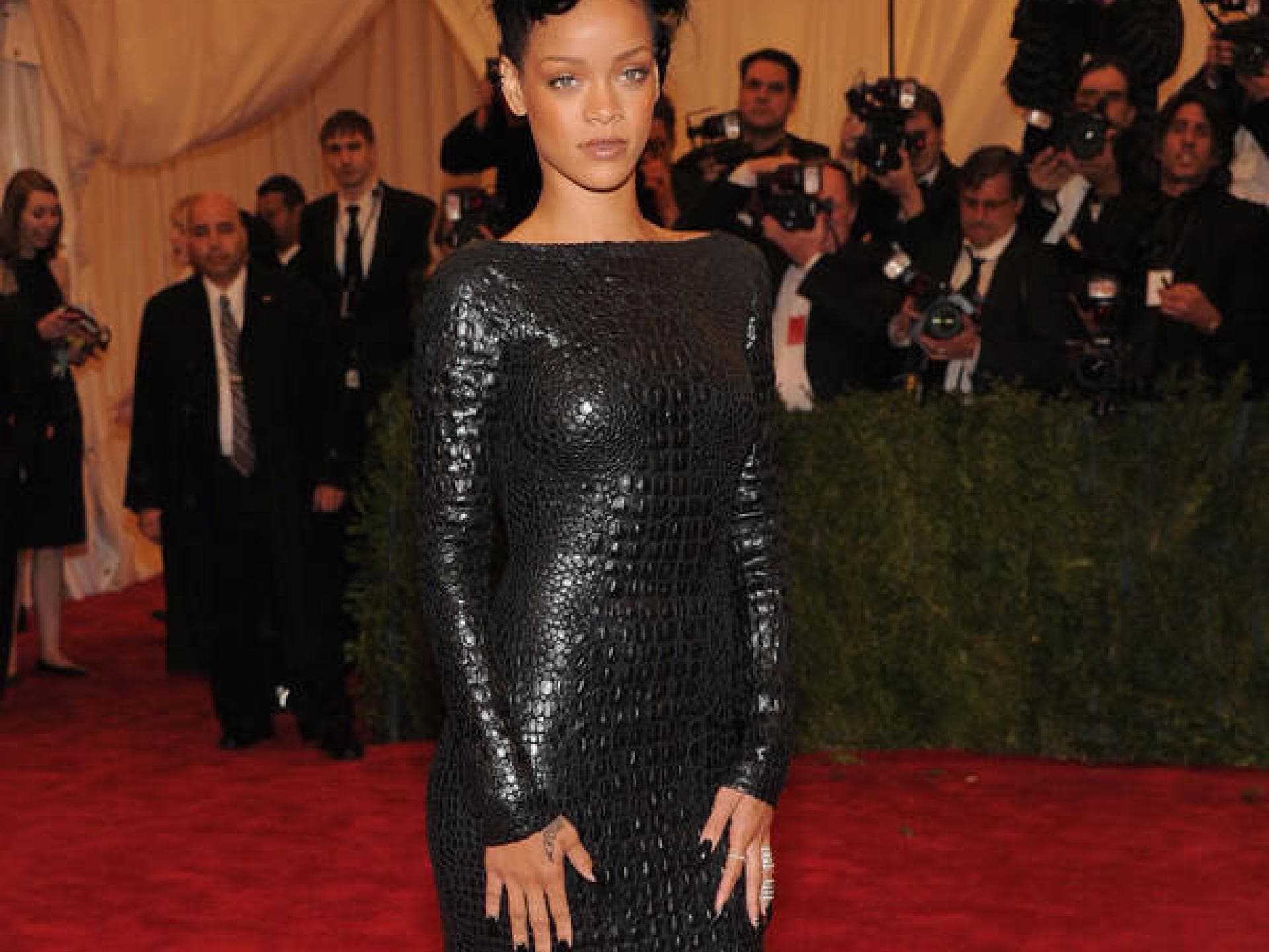 Rihanna im schwarzen Kleid mit Reptilienmuster Rihanna im schwarzen Kleid mit Reptilienmuster