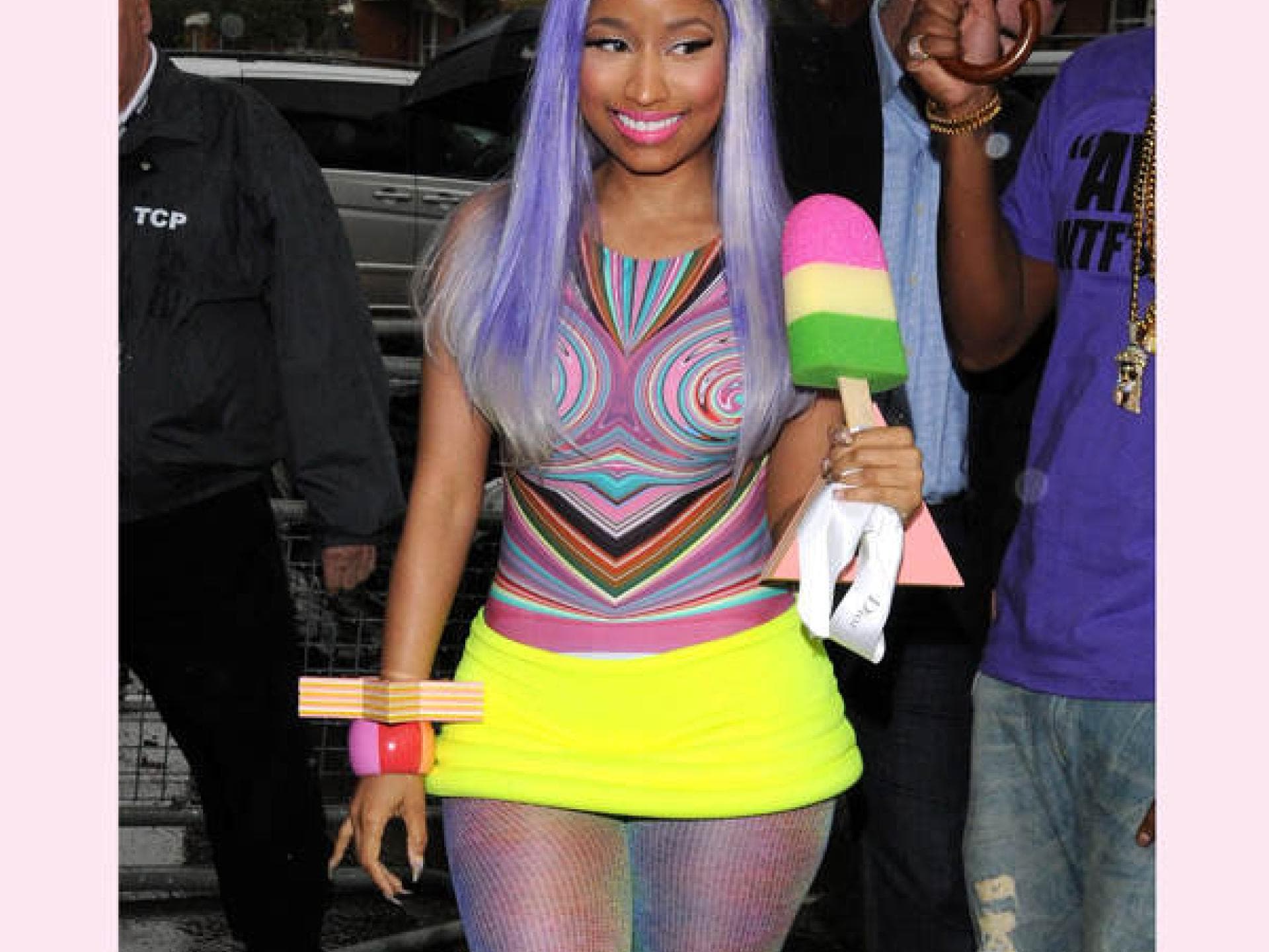 Nicki Minaj mit Neon-Fell-Boots