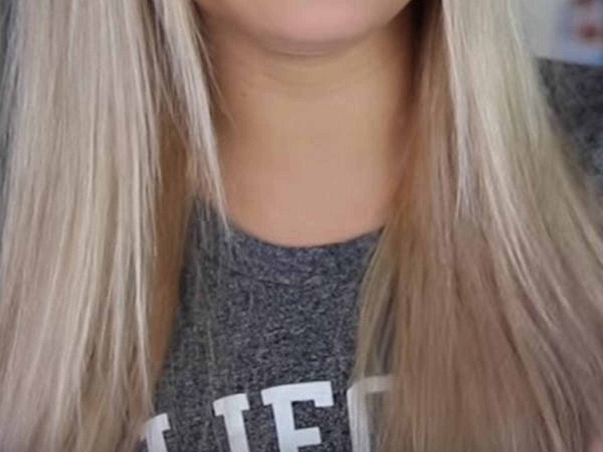 Dagi bekommt die Haare in Pastell-Rosa gefärbt