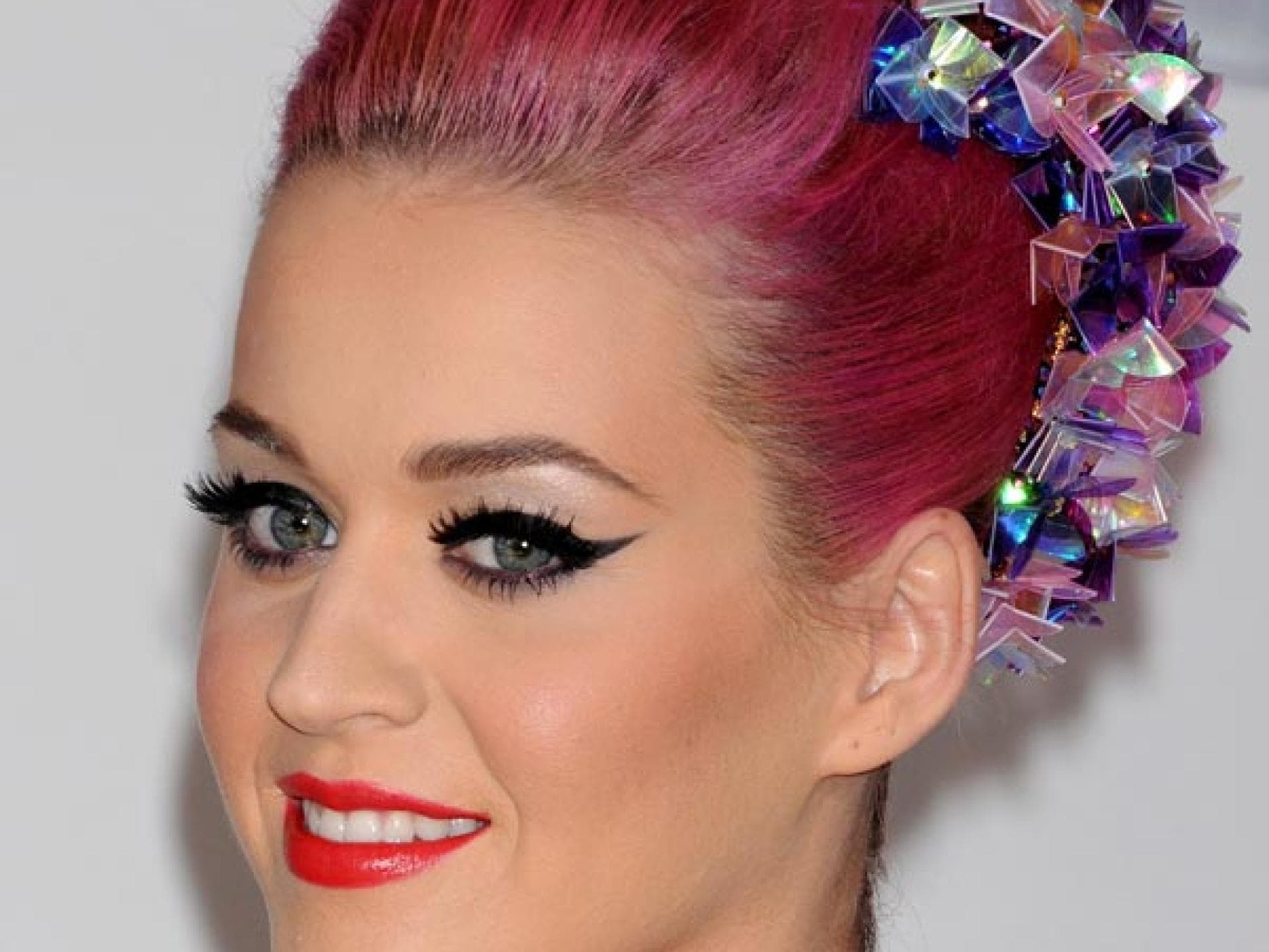 Katy Perry mit pinker Hochsteckfrisur