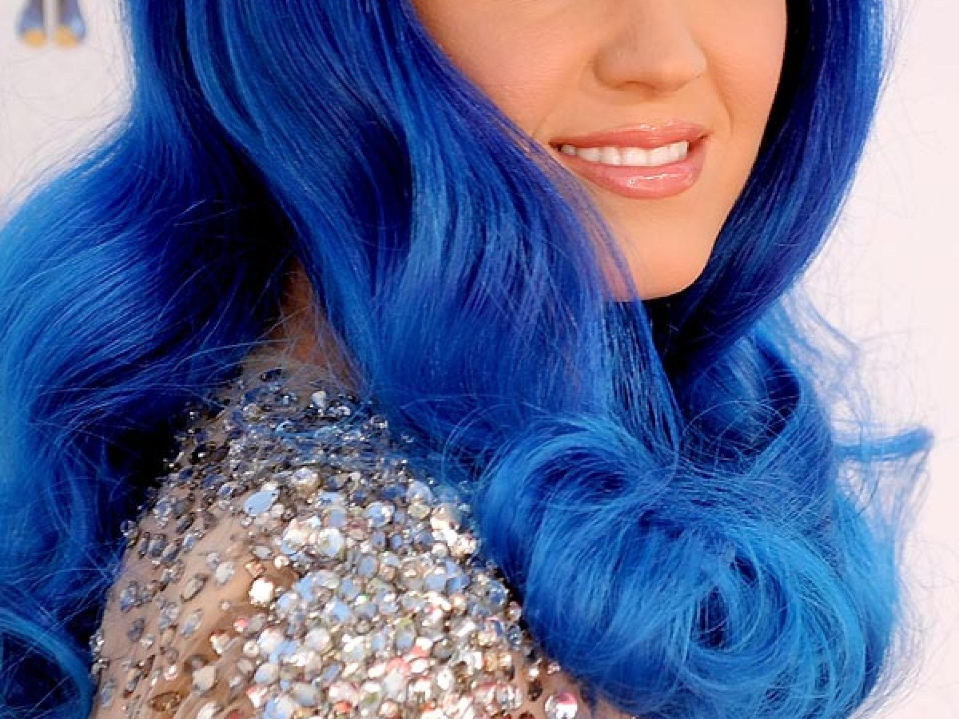 Katy Perry mit knallblauer Perücke