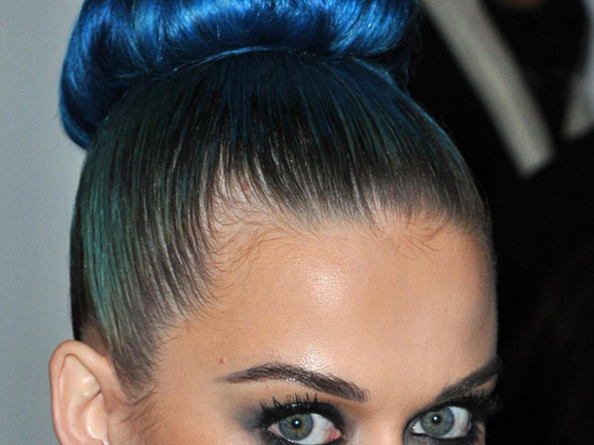 Katy Perry mit Dutt in blau und türkis