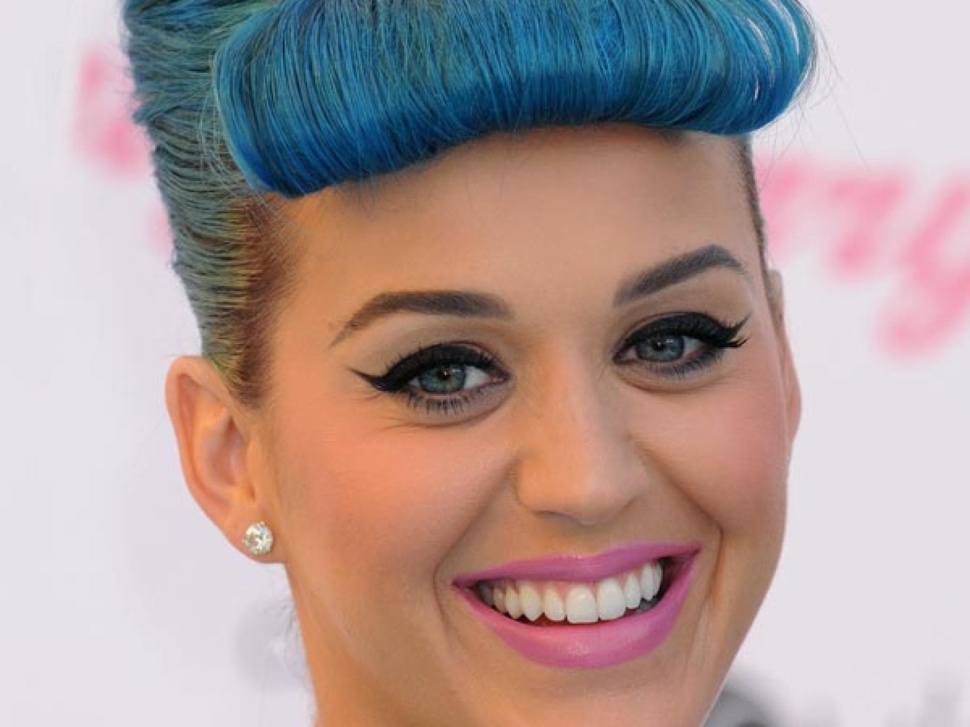 Katy Perry mit blauem Föhnpony