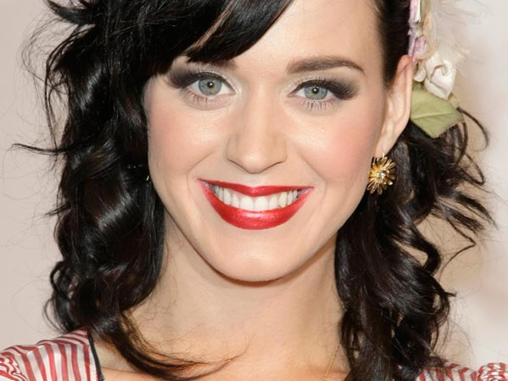 Katy Perry mit schulterlangen Locken