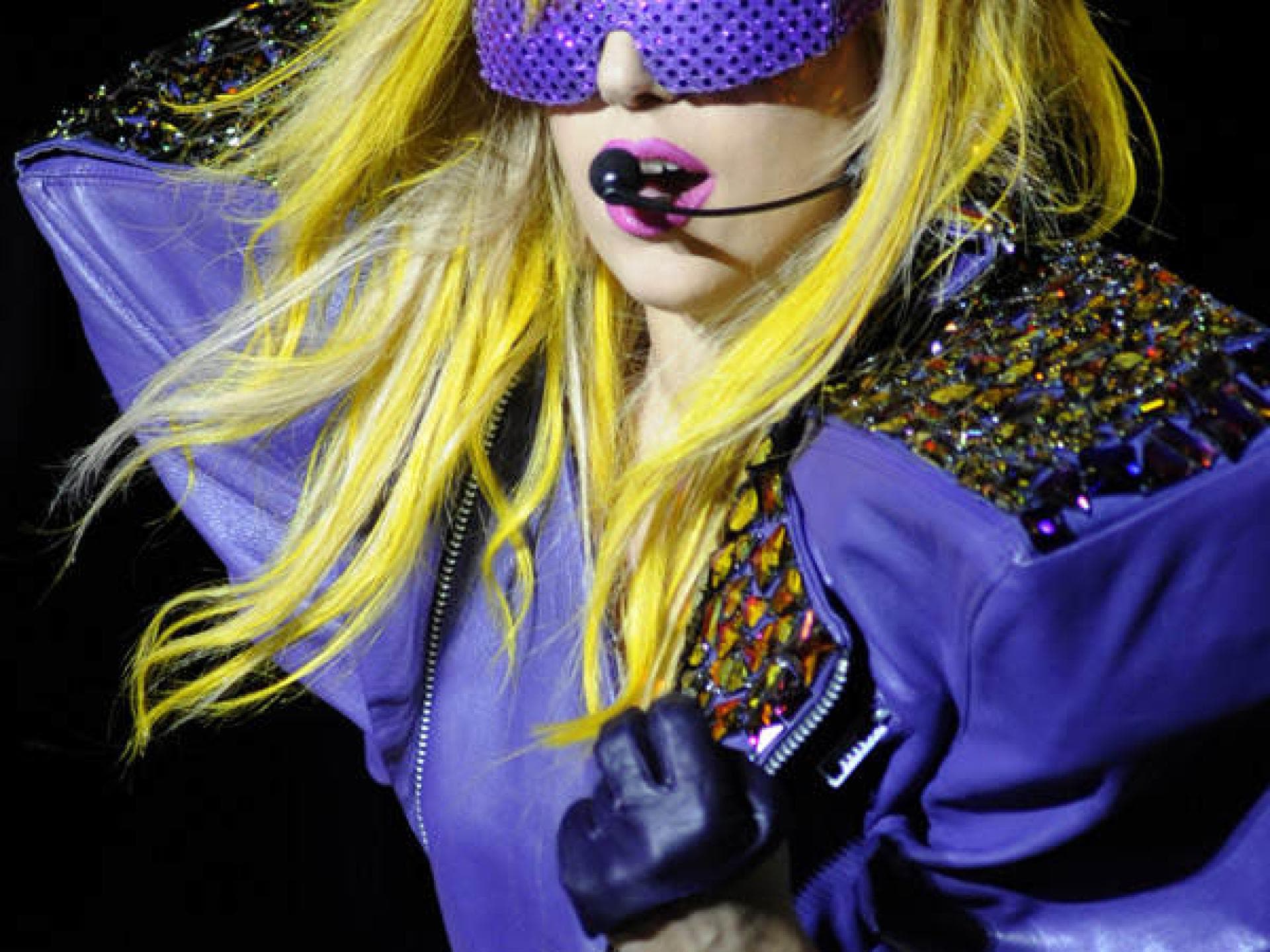 Lady Gaga mit gelben Haaren