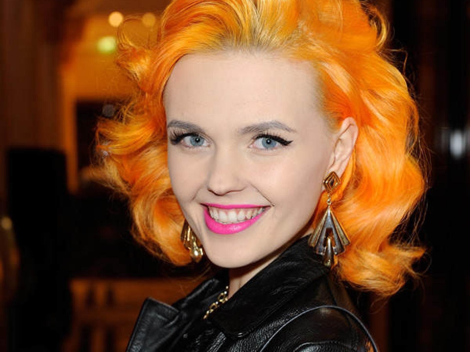 Die Haare von Bonnie Strange sind orange