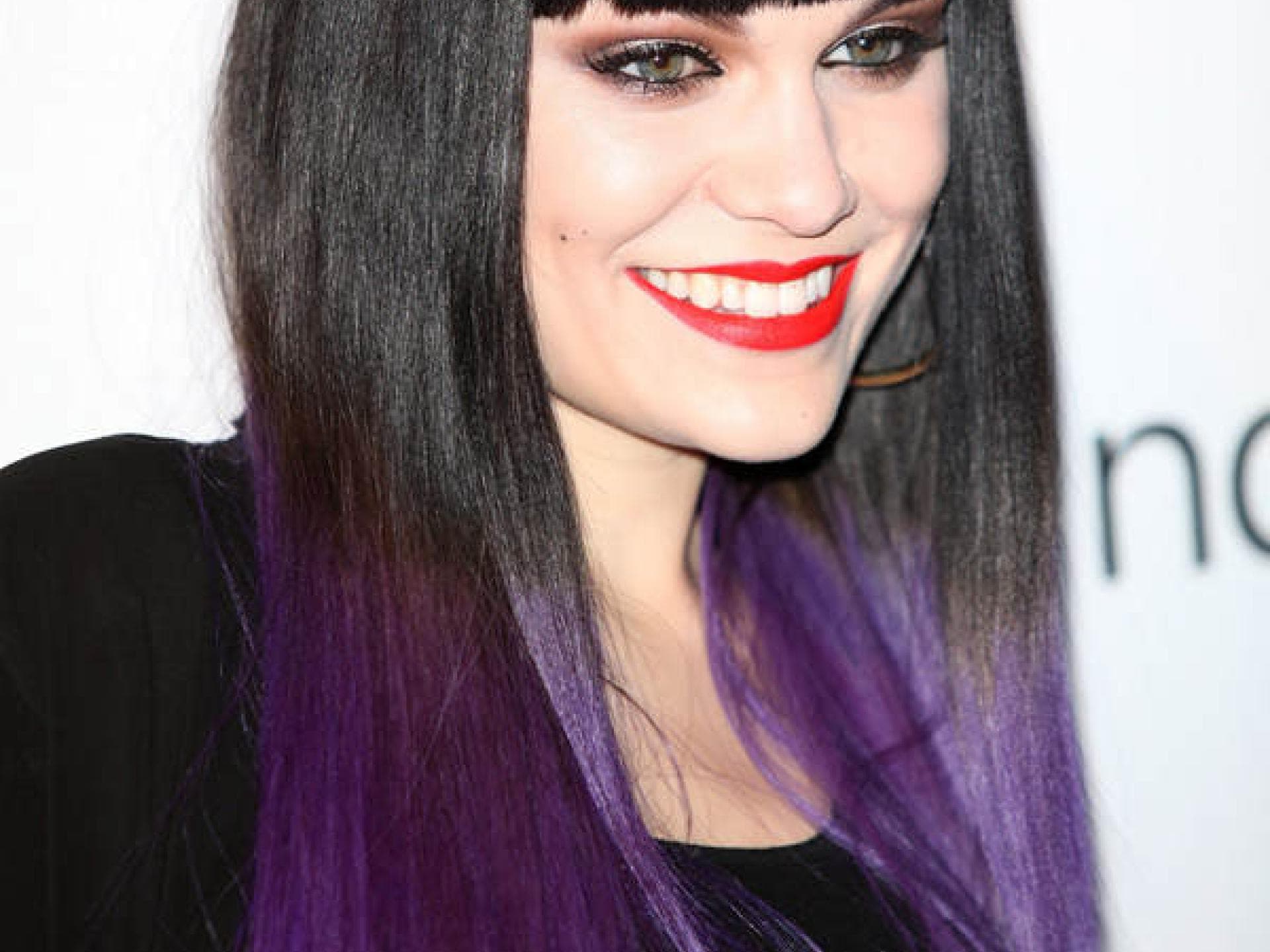 Jessie J mit lila-schwarzer Frisur Jessie J mit lila-schwarzer Frisur