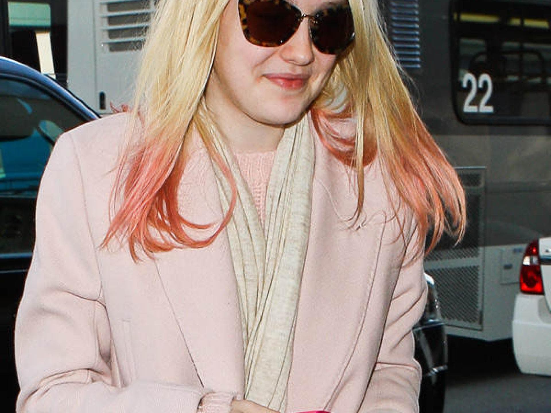 Dakota Fanning mit pinkem Dip-Dye
