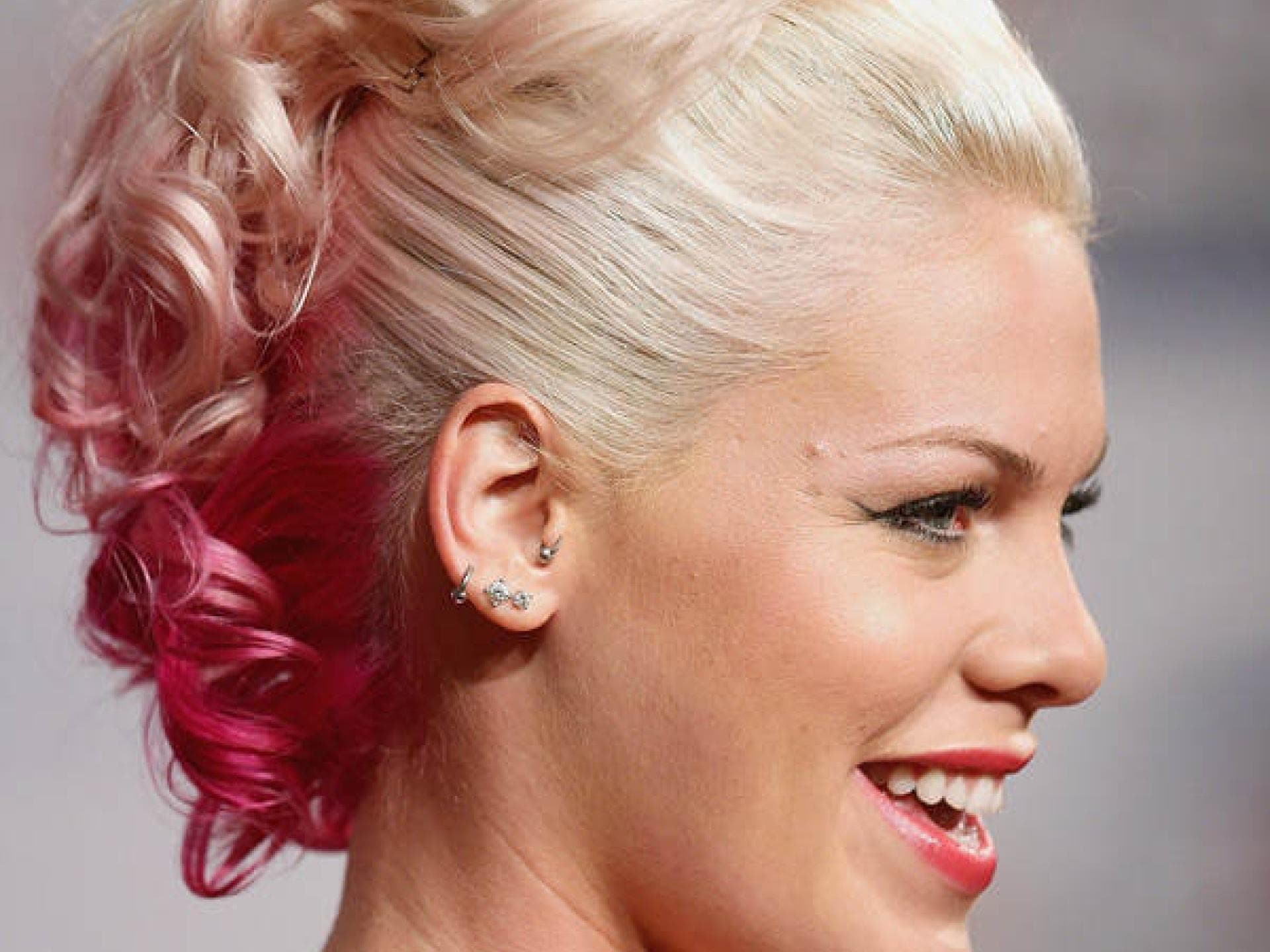 Pink mit pink gefärbtem Haar