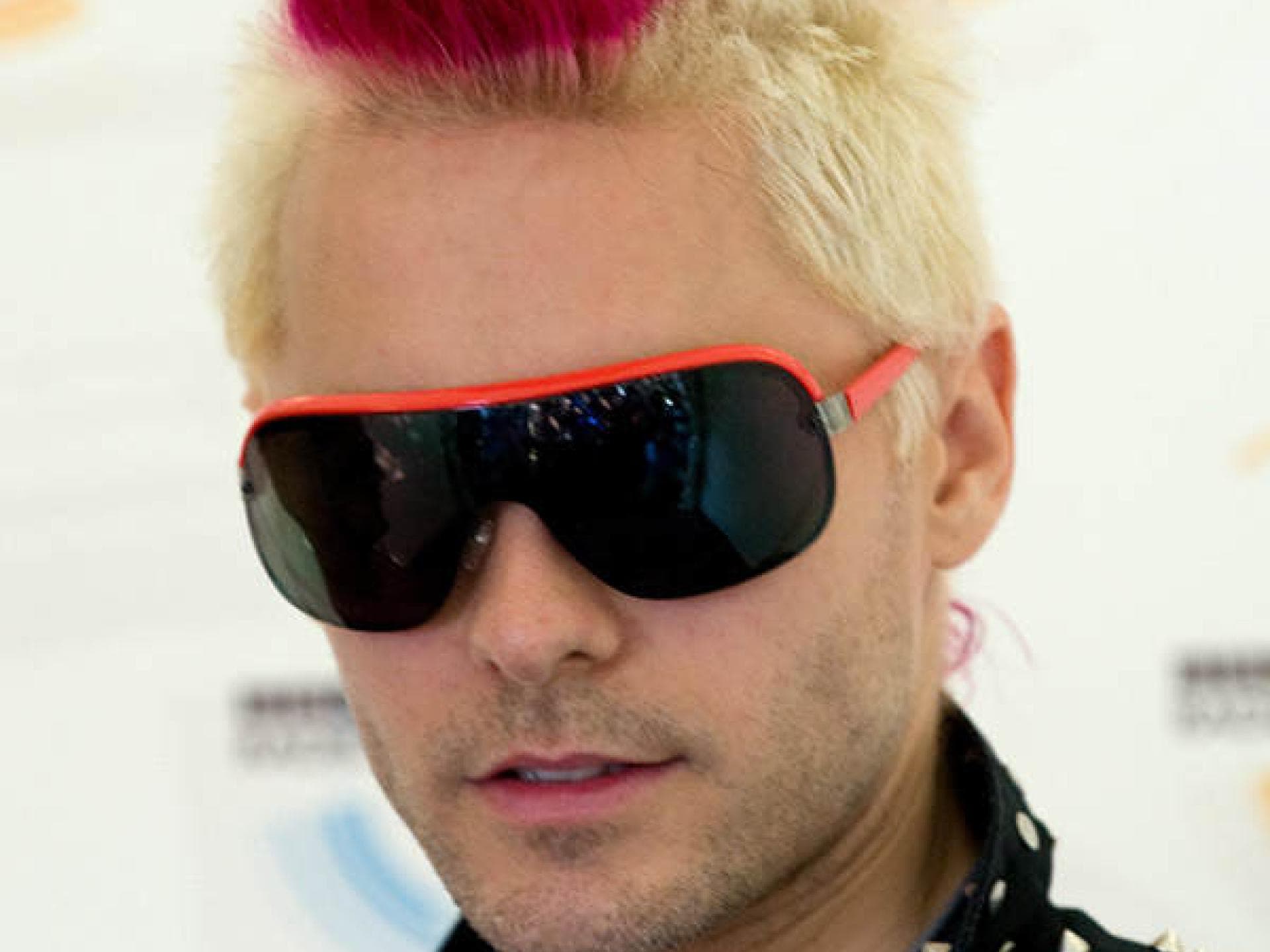 Jared Leto mit bunter Punk-Frisur