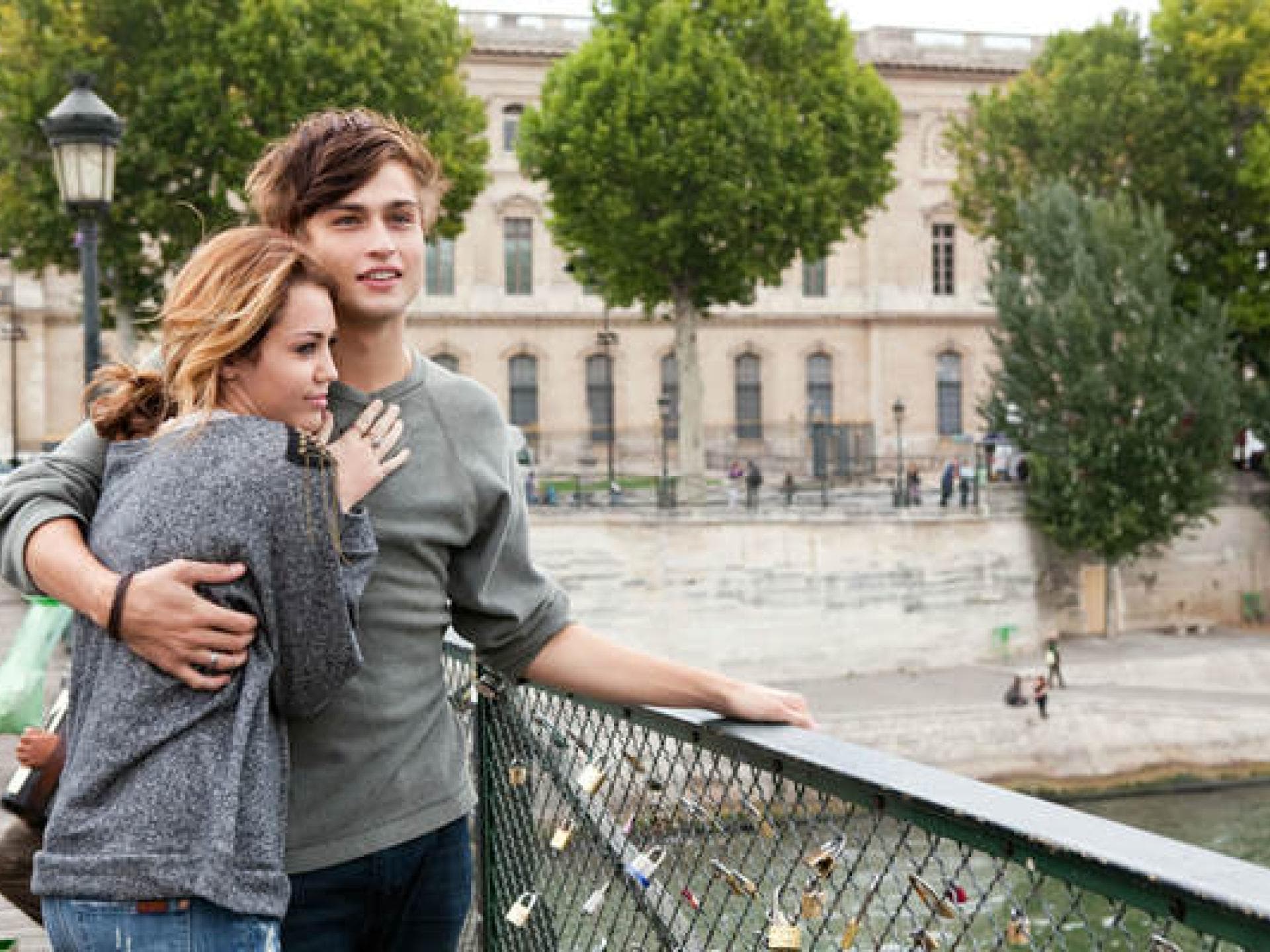 Miley Cyrus und Douglas Booth in "LOL" Miley Cyrus und Douglas Booth in "LOL"