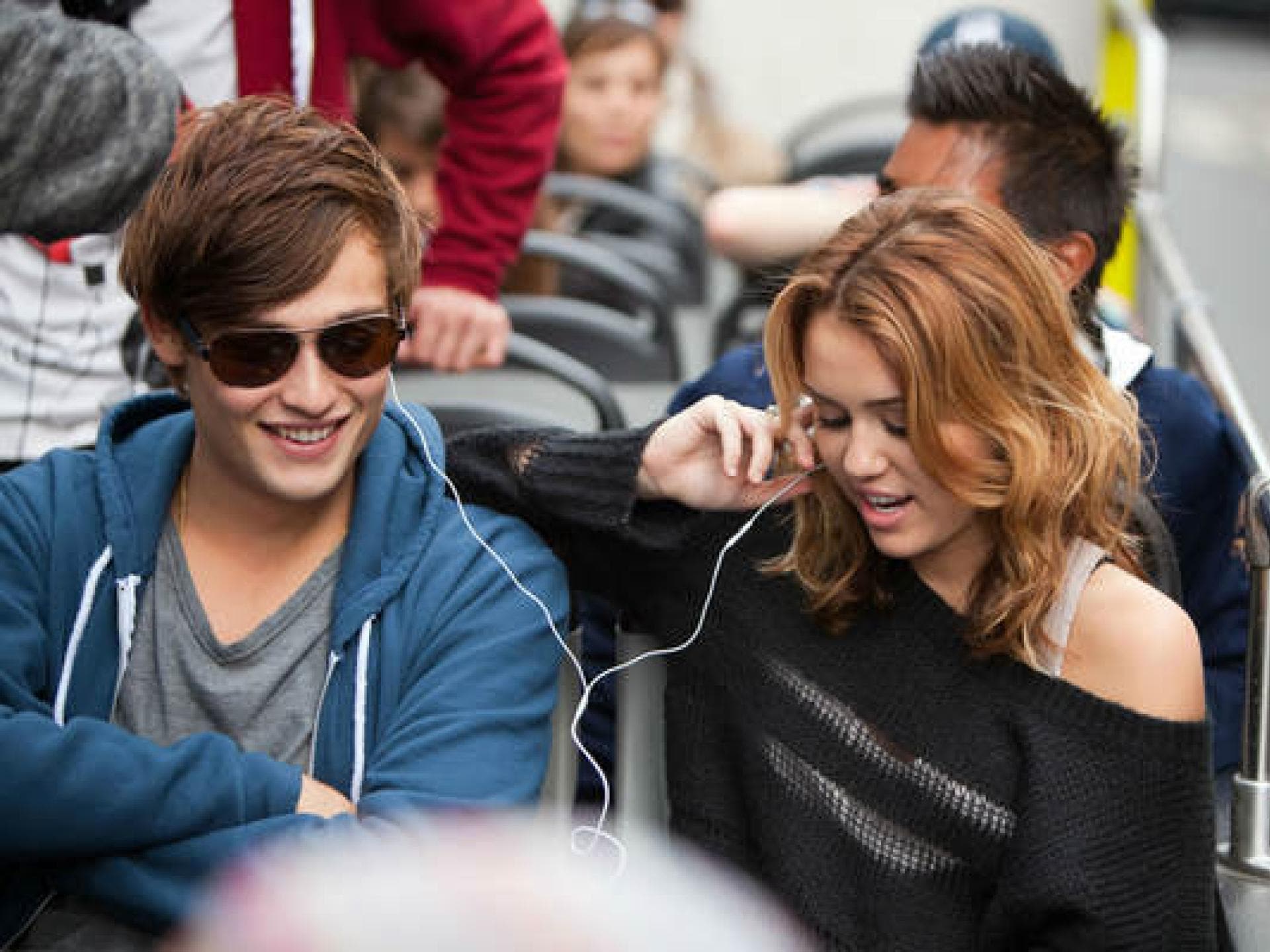 Miley & Douglas hören Musik Miley & Douglas hören Musik