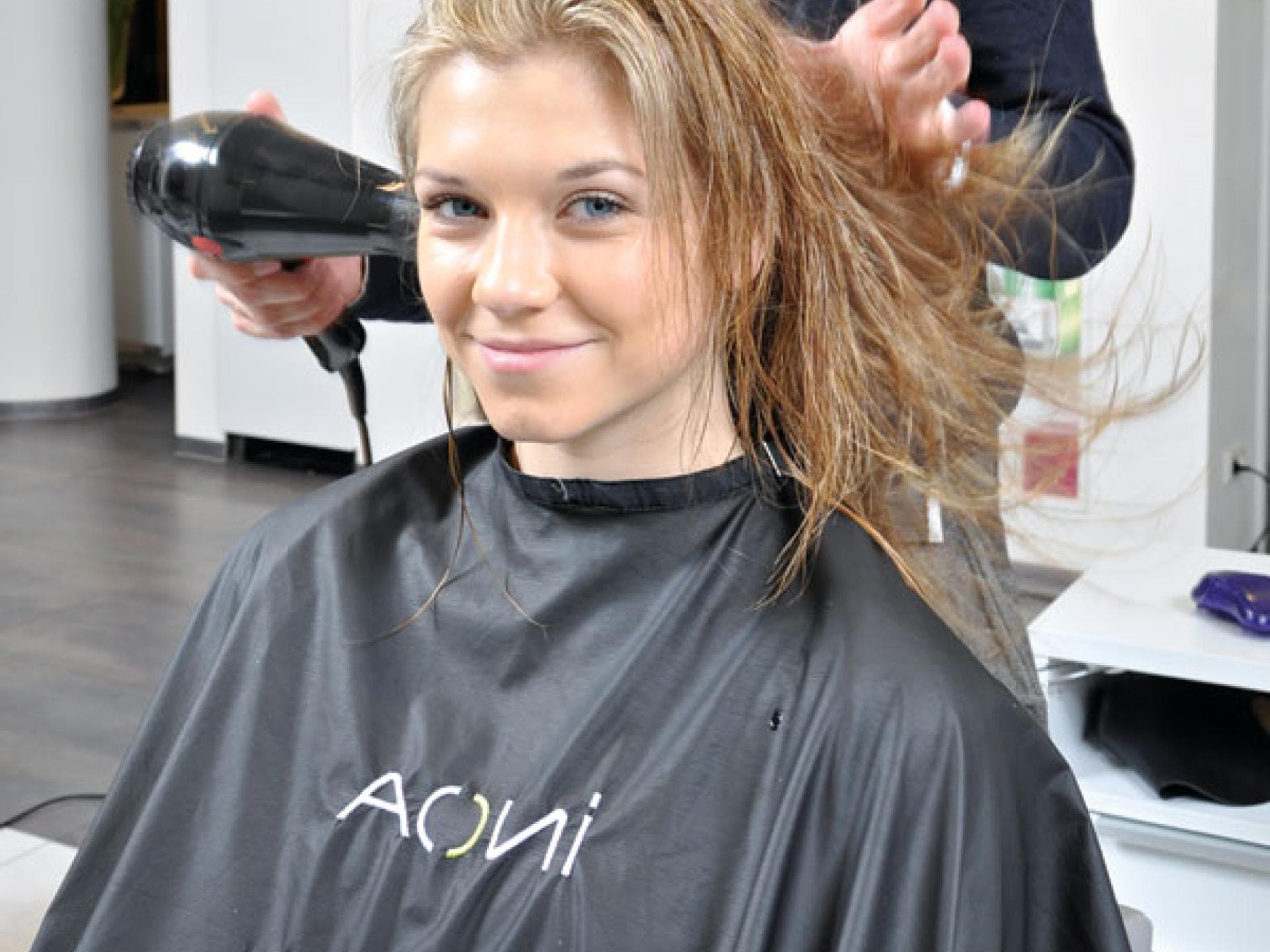 Blonde Mähne gut föhnen