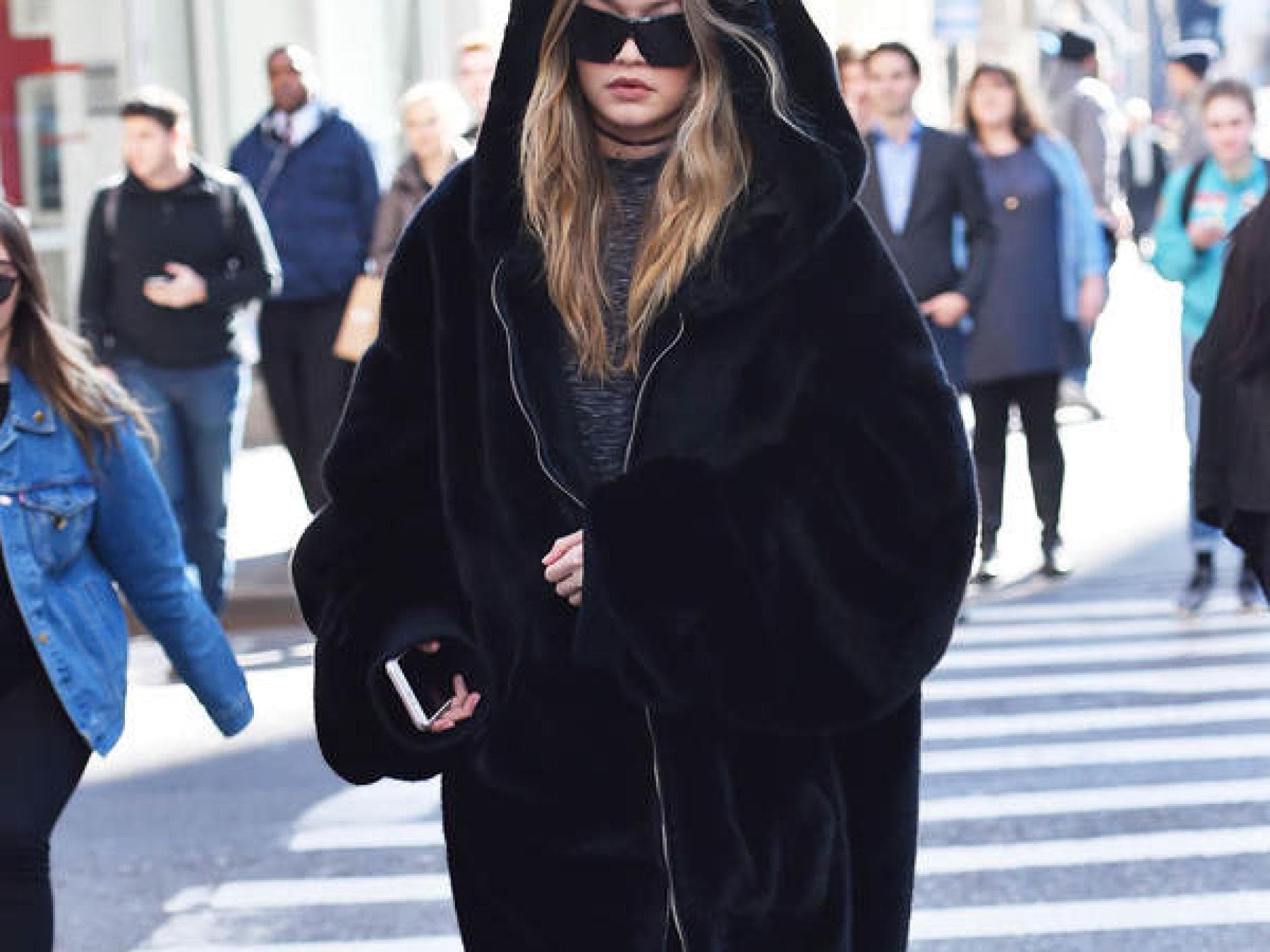 Gigi Hadid: Plüsch-Mantel