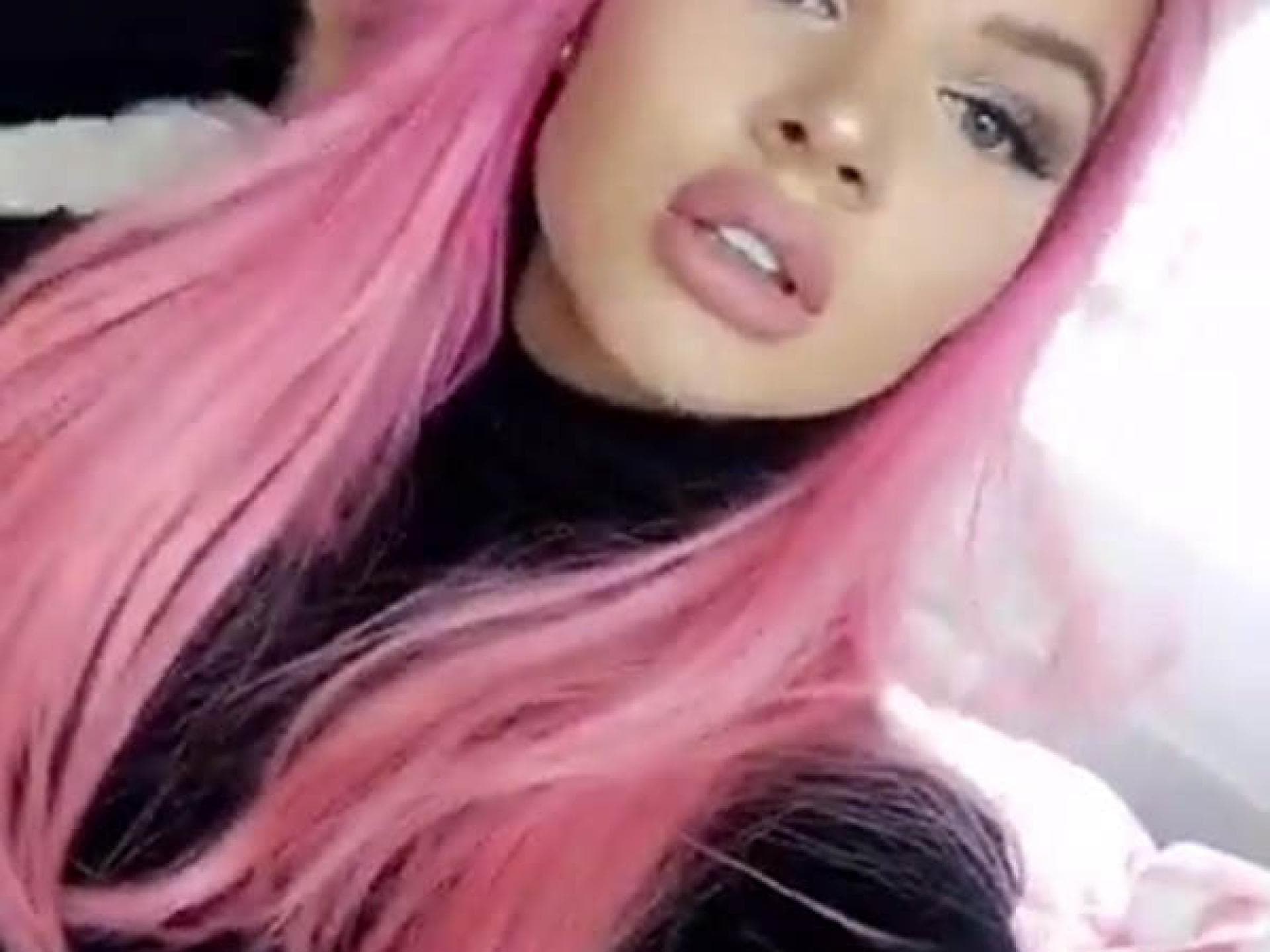 Shirin hat pinke Haare