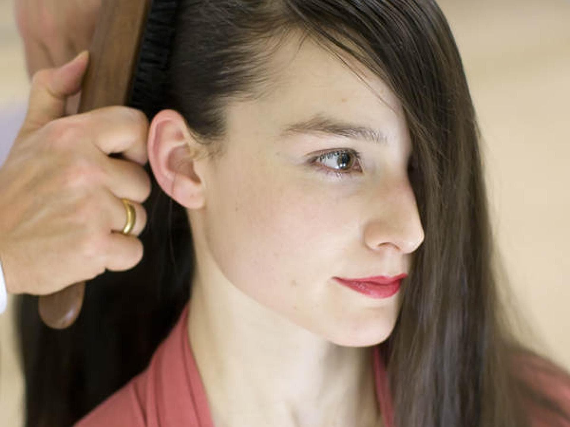 Step 2: Haare zurückkämmen