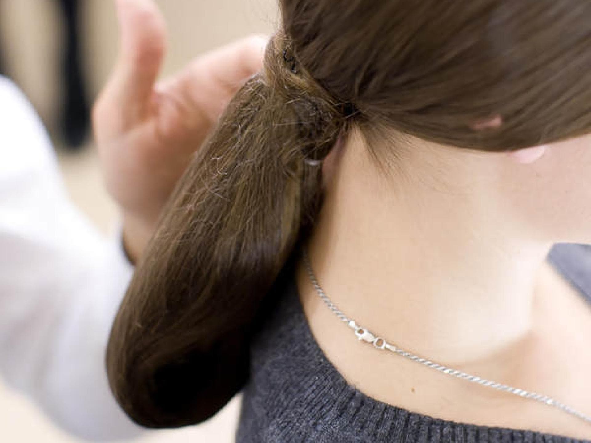 Step 4: Mit Haarnadeln befestigen