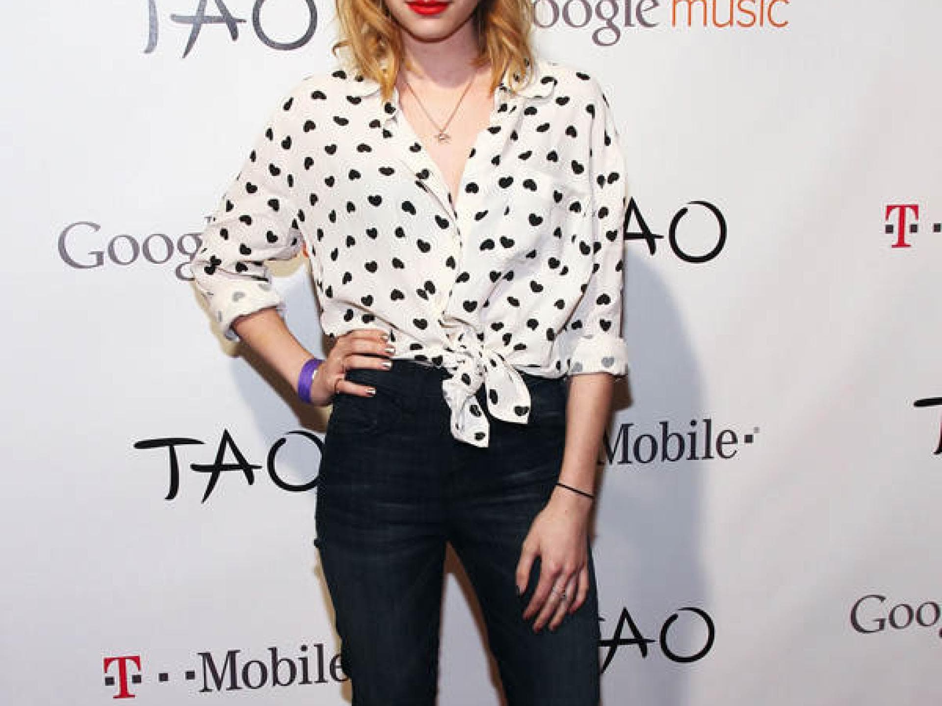 Emma Roberts mit Herzchen-Bluse