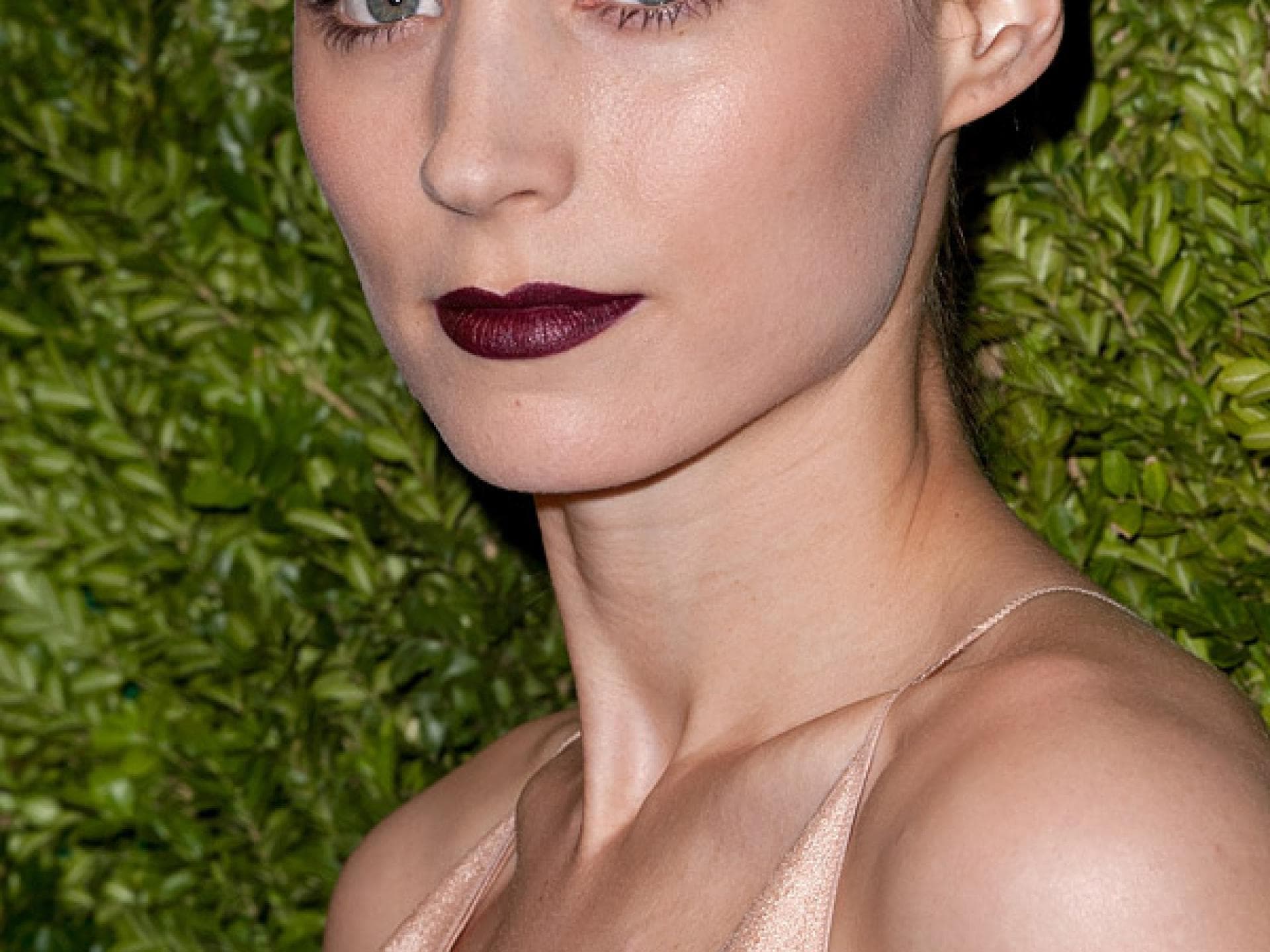 Rooney Mara mit dunkelroten Lippen