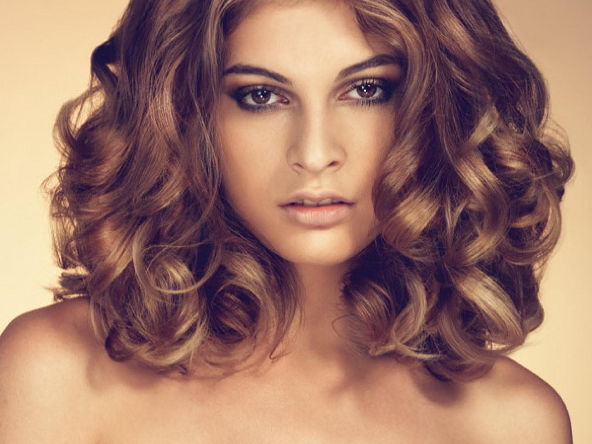 Divenfrisur mit Locken