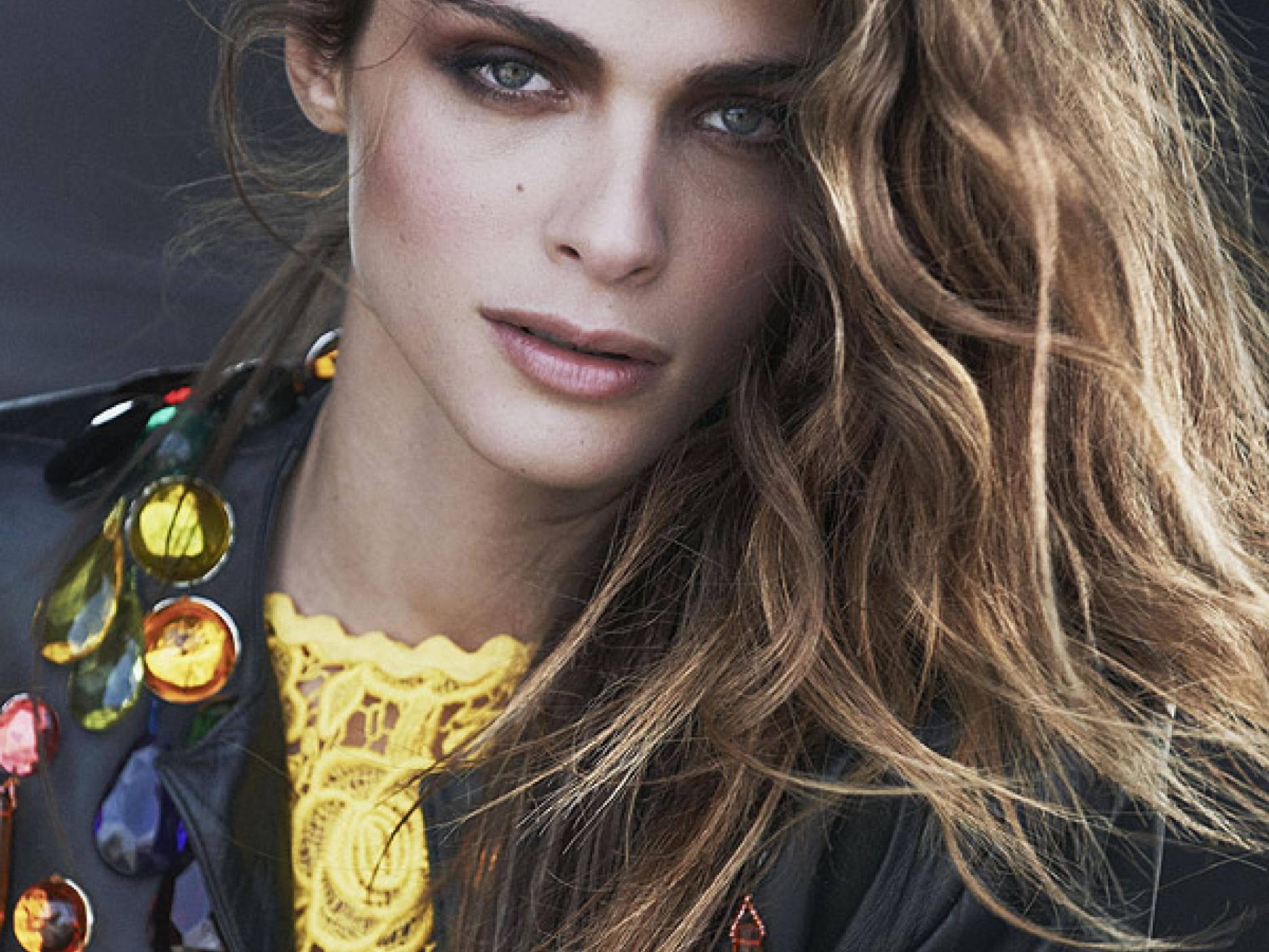 Street-Style-Frisur mit Locken