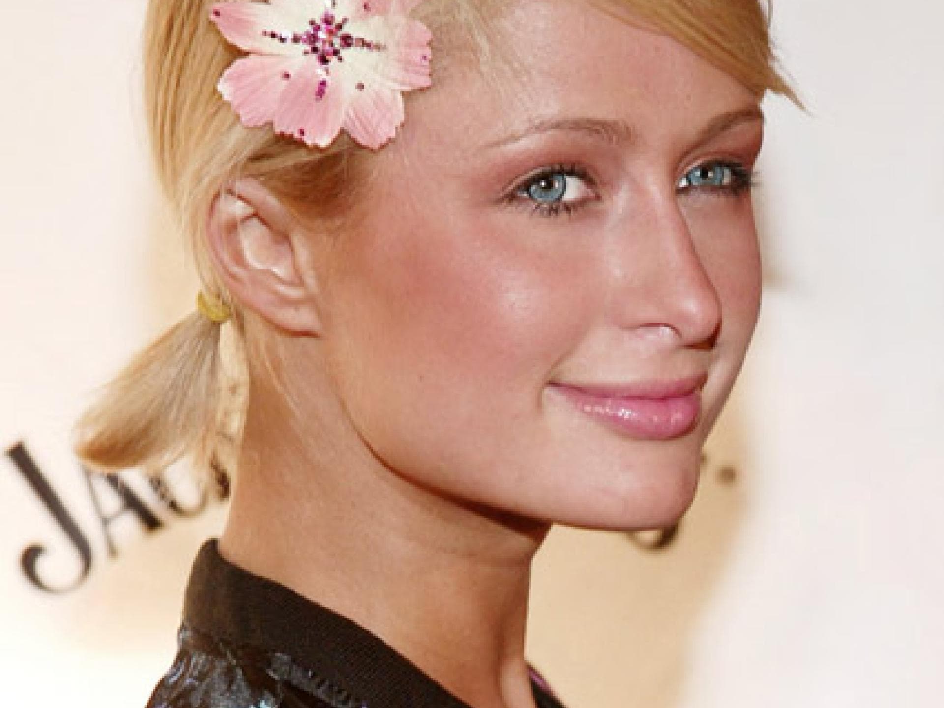 Paris Hilton mit süßer Frisur