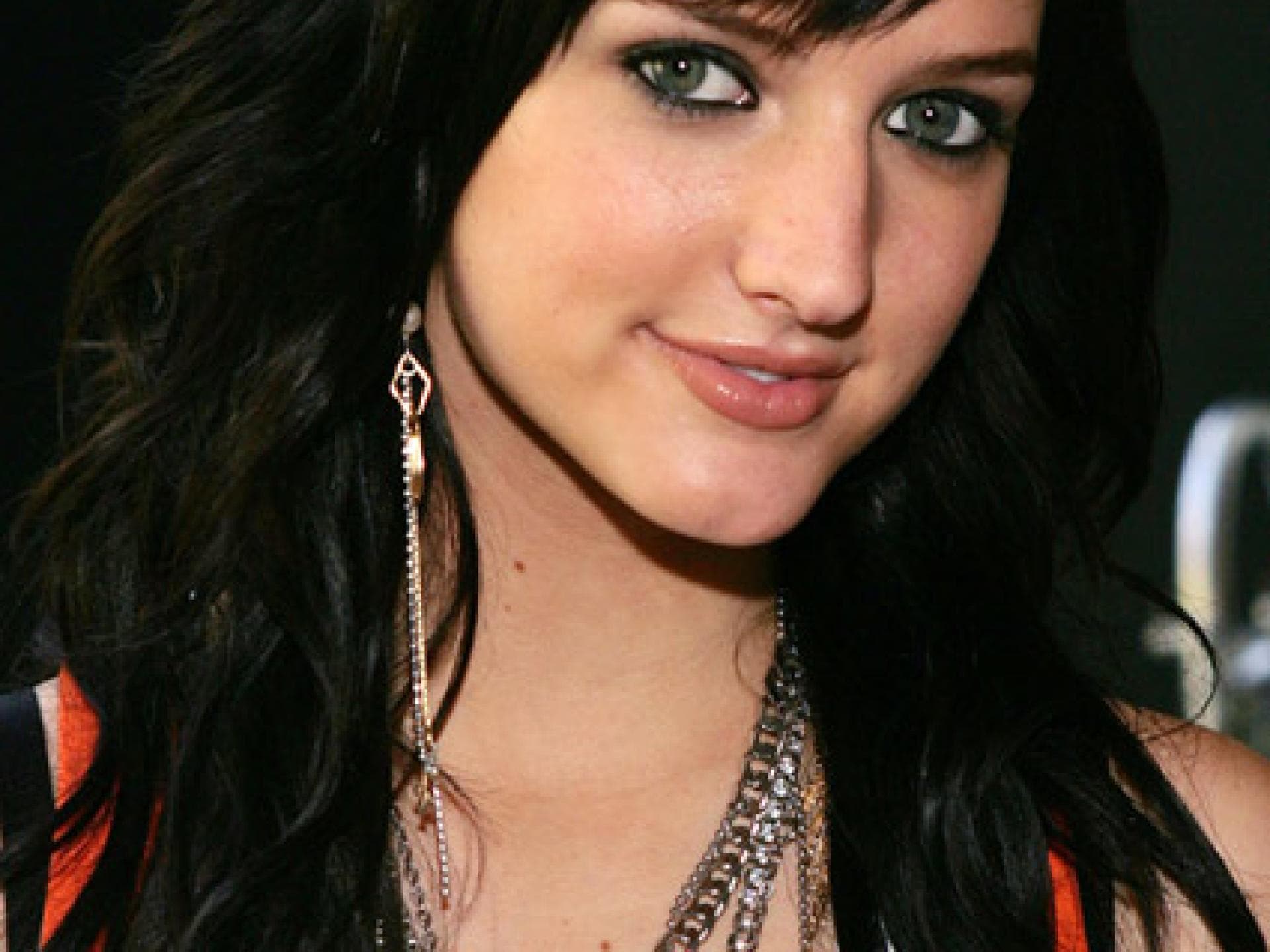 Ashlee Simpson mit schwarzen Haaren