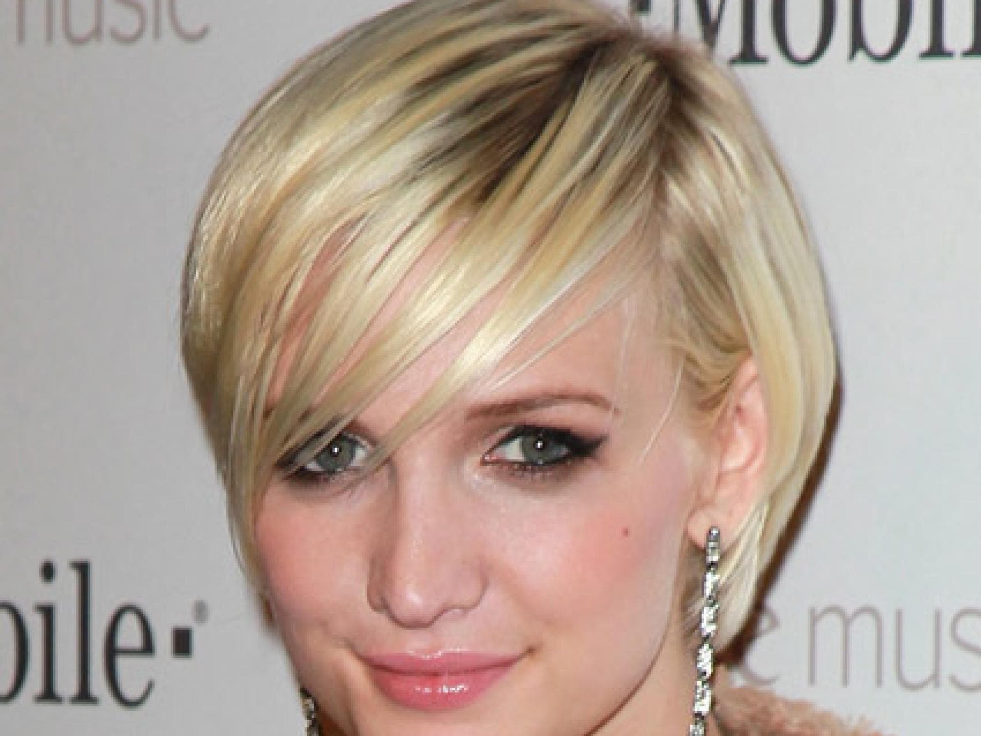 Ashlee Simpson mit blondem Bob